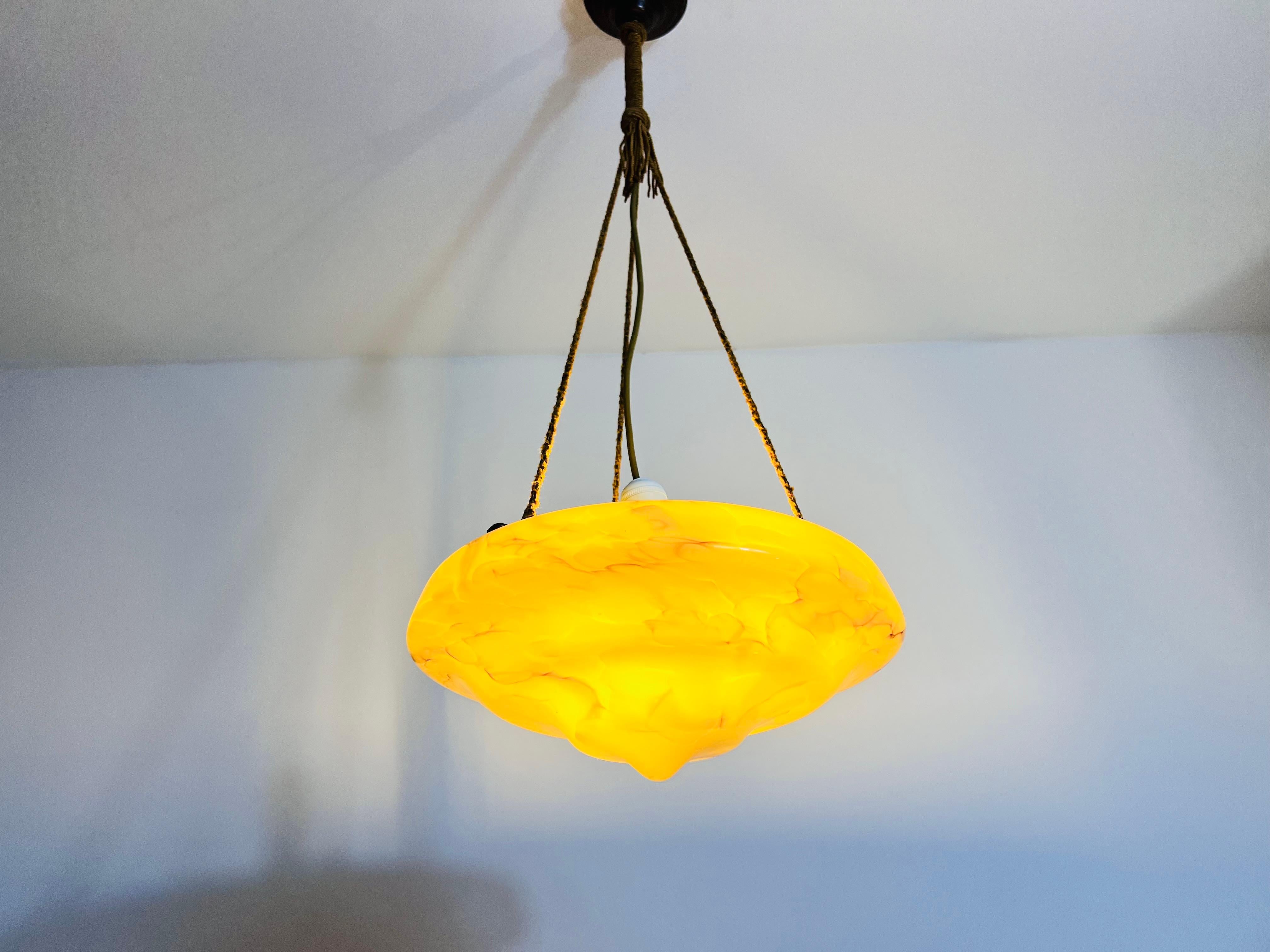 Lampada da soffitto in vetro e ottone intagliato a mano, anni '30, Germania in vendita 3