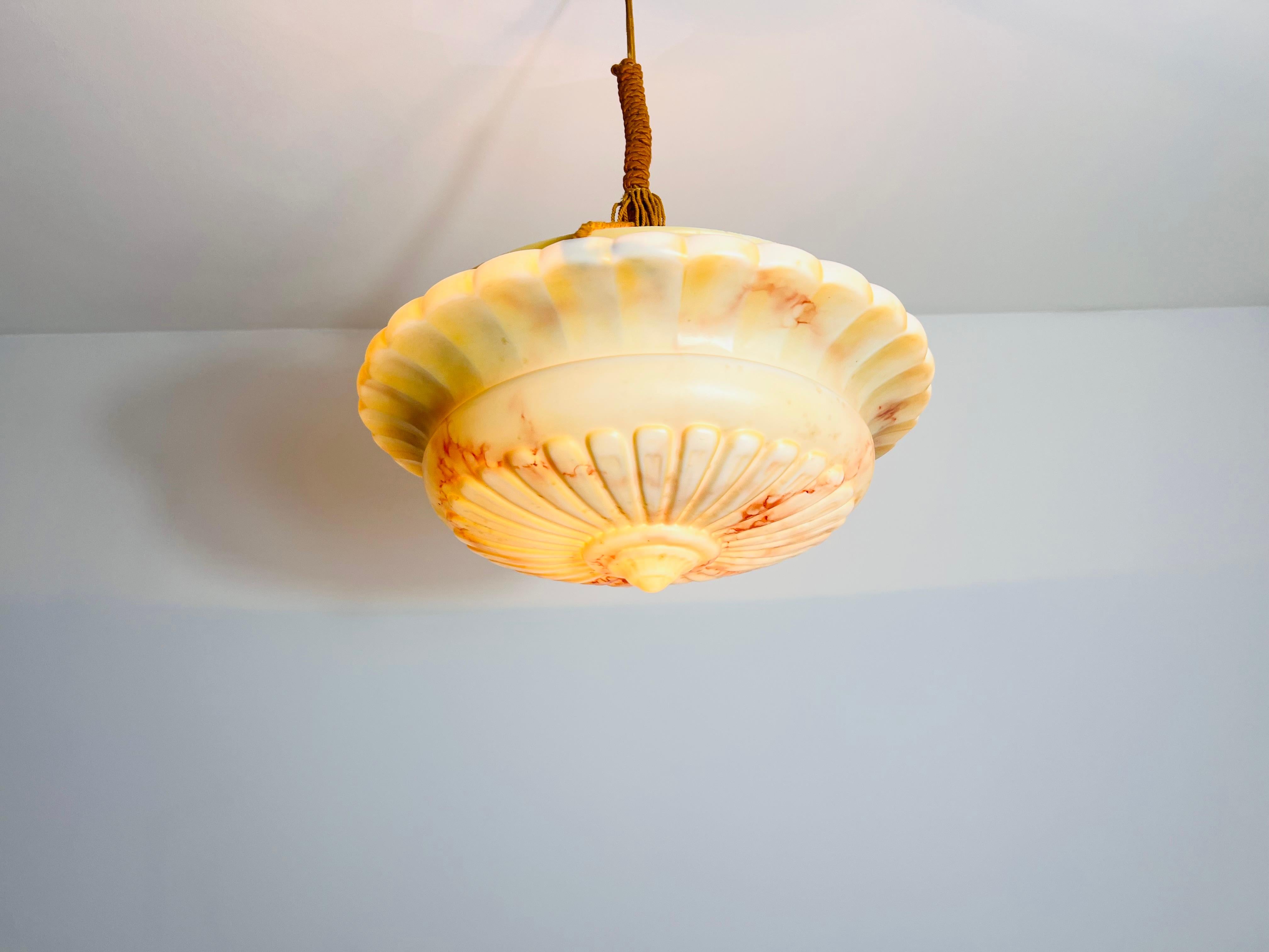 Lampada da soffitto in alabastro e ottone intagliata a mano, anni '30, Germania in vendita 3