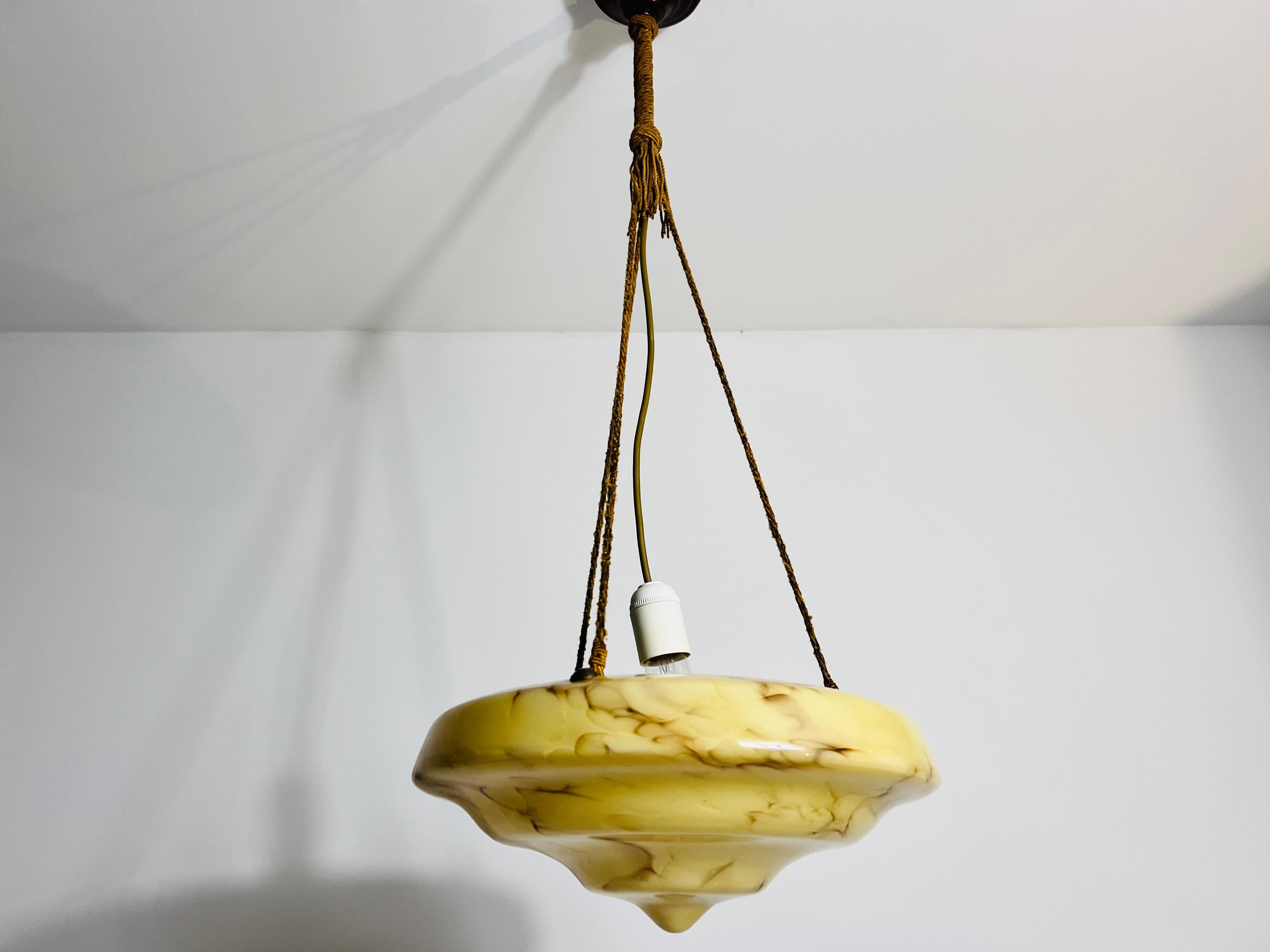 Mid-Century moderno Lampada da soffitto in vetro e ottone intagliato a mano, anni '30, Germania in vendita