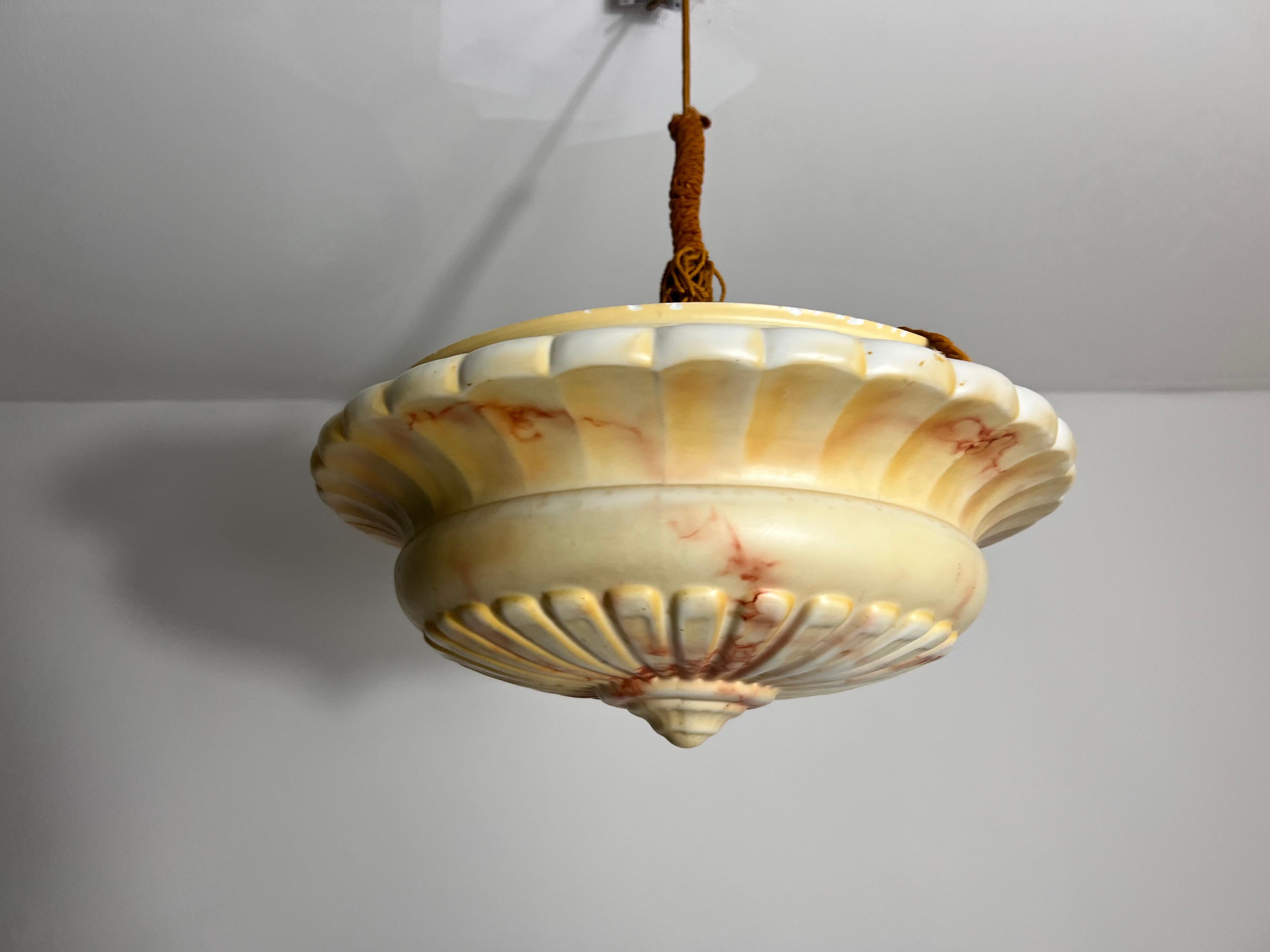 Mid-Century moderno Lampada da soffitto in alabastro e ottone intagliata a mano, anni '30, Germania in vendita