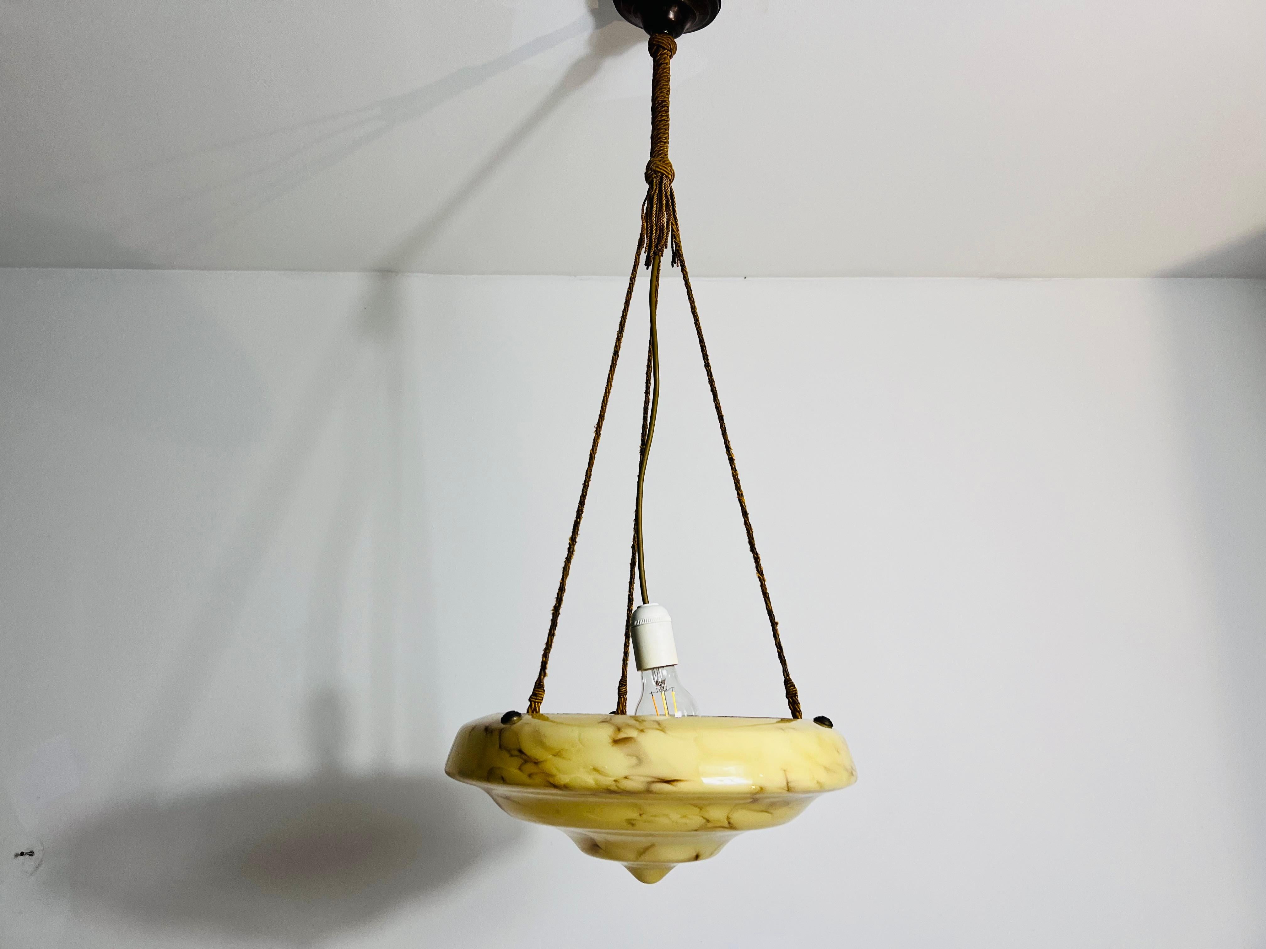 Tedesco Lampada da soffitto in vetro e ottone intagliato a mano, anni '30, Germania in vendita