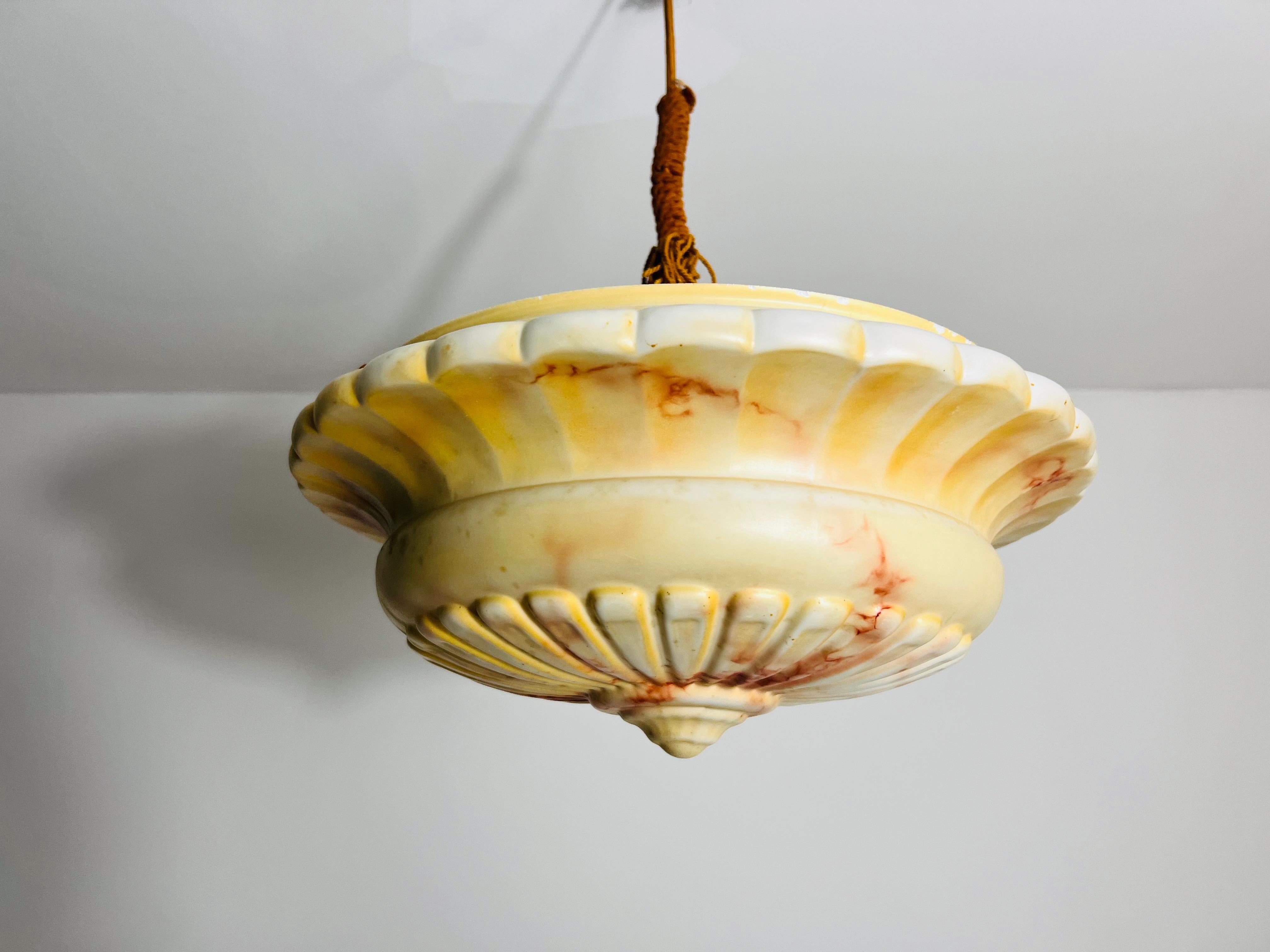 Tedesco Lampada da soffitto in alabastro e ottone intagliata a mano, anni '30, Germania in vendita