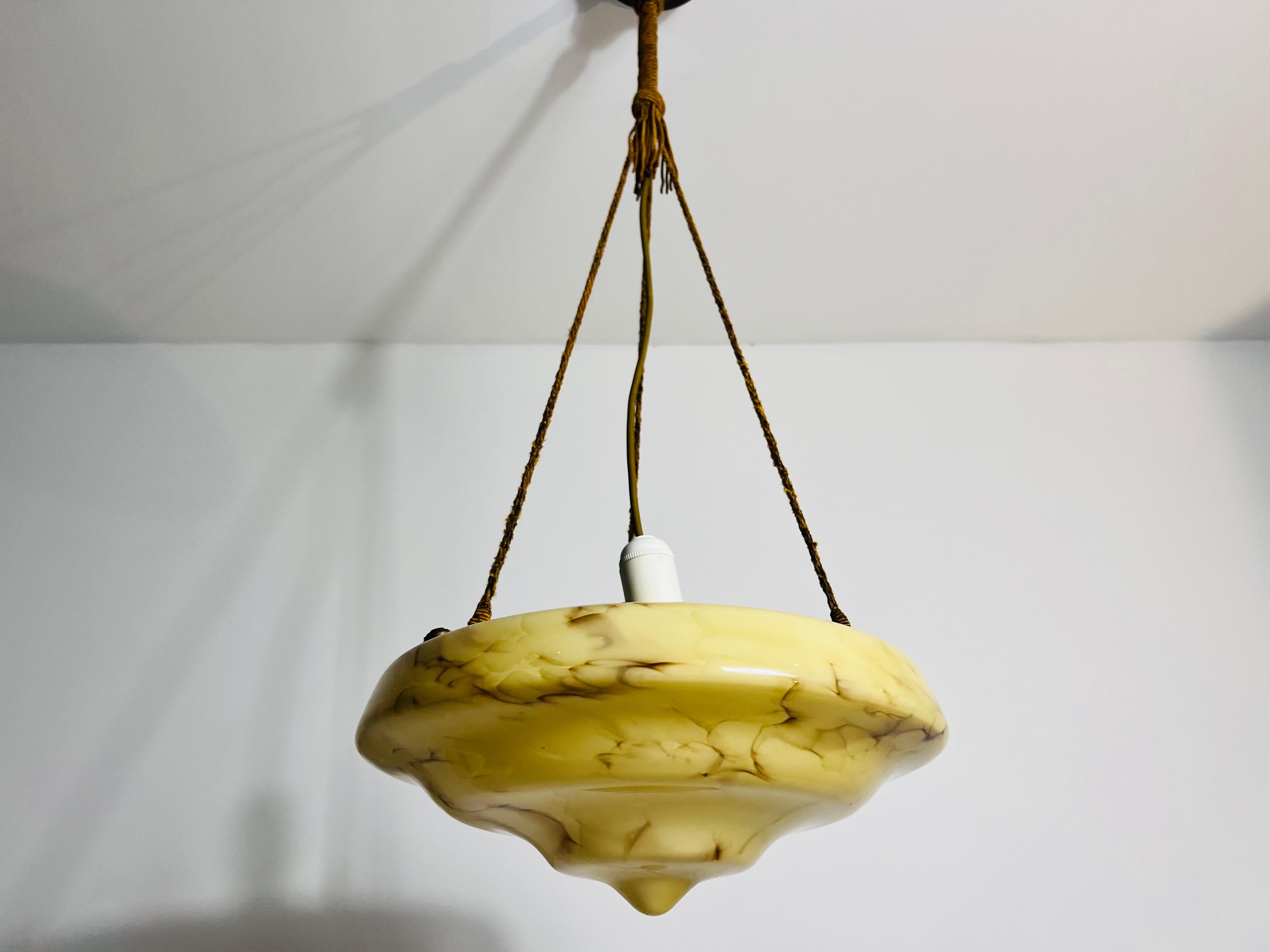 Lampada da soffitto in vetro e ottone intagliato a mano, anni '30, Germania In condizioni ottime in vendita a Hagenbach, DE