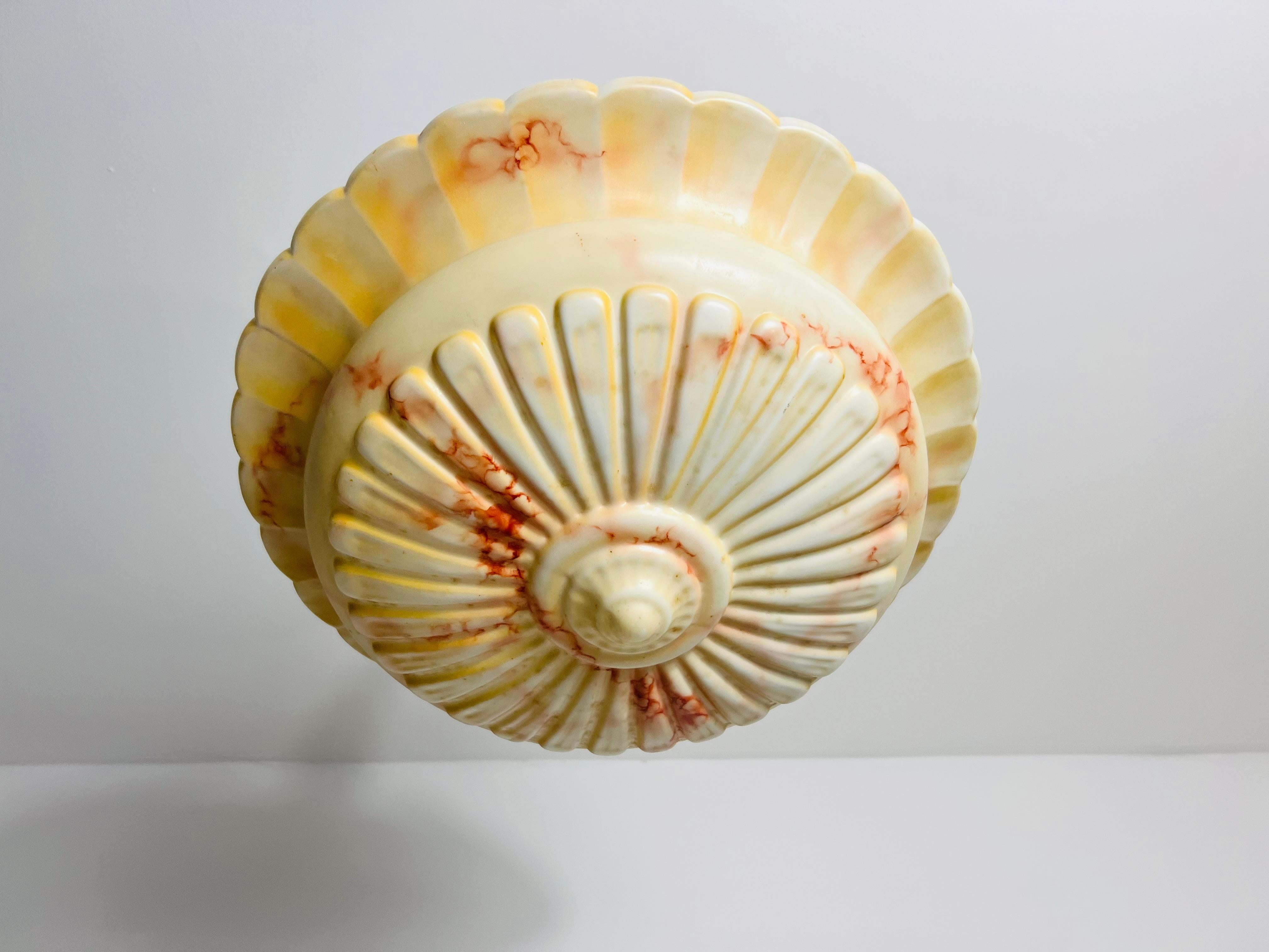 Lampada da soffitto in alabastro e ottone intagliata a mano, anni '30, Germania In condizioni buone in vendita a Hagenbach, DE