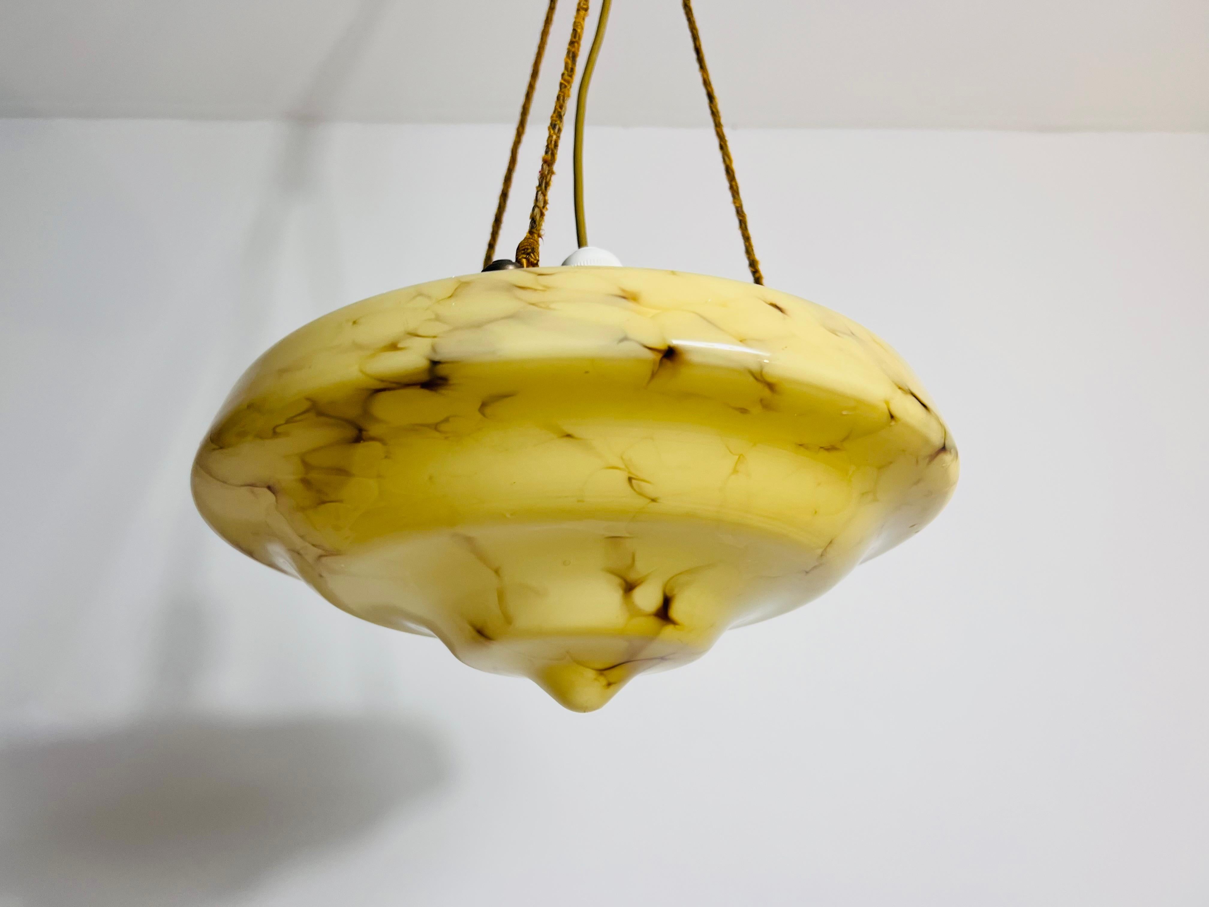 Metà XX secolo Lampada da soffitto in vetro e ottone intagliato a mano, anni '30, Germania in vendita