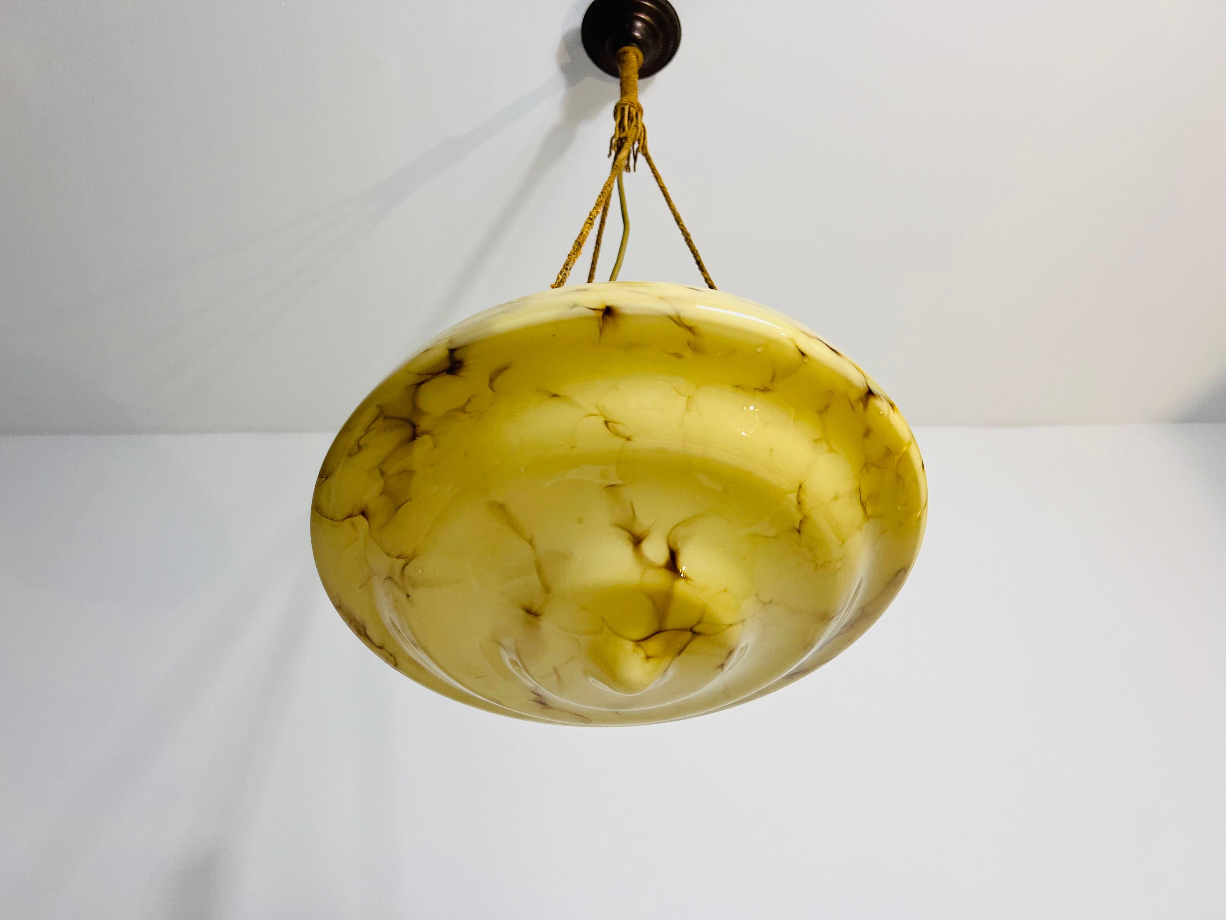 Plastica Lampada da soffitto in vetro e ottone intagliato a mano, anni '30, Germania in vendita