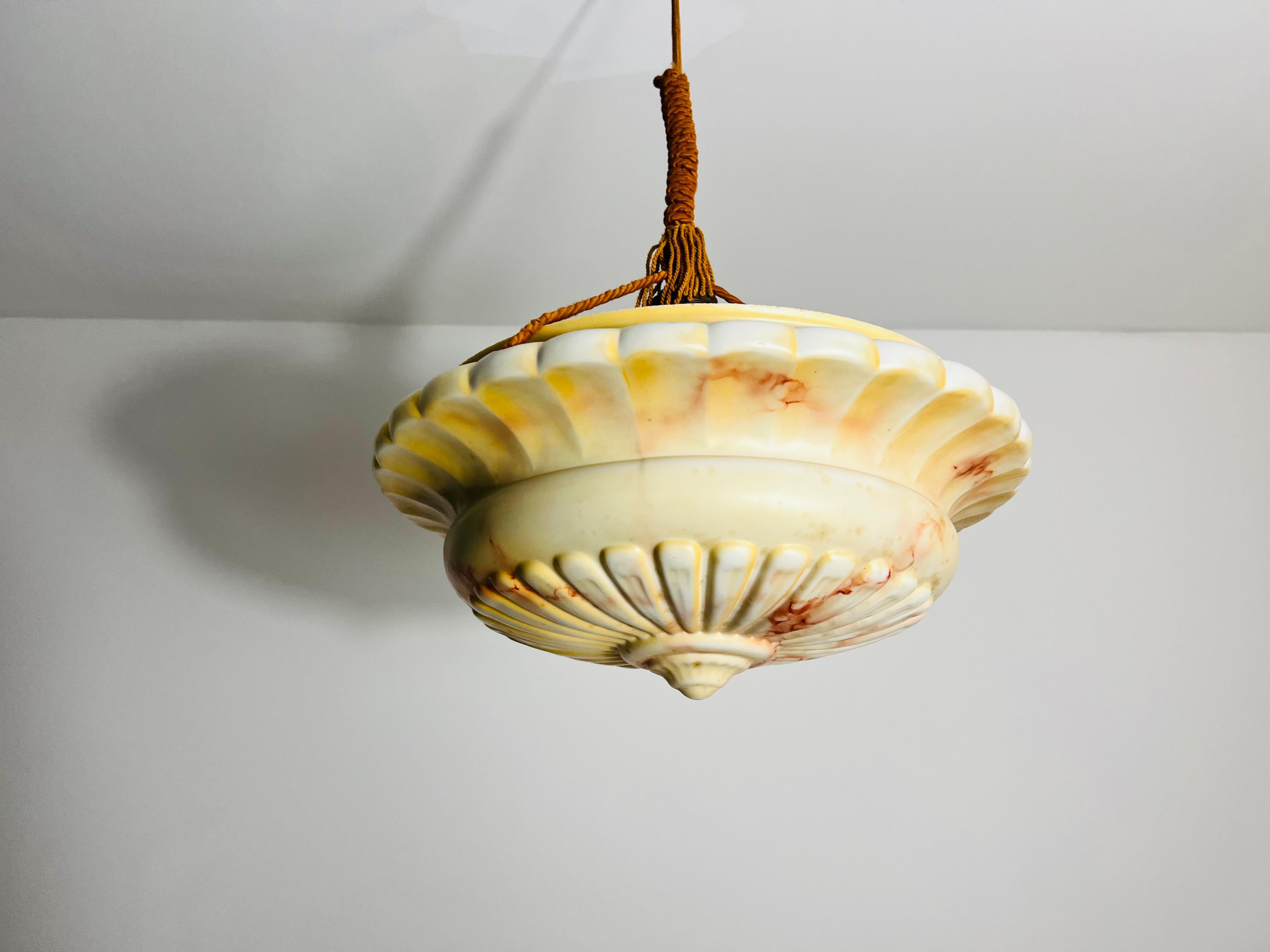 Lampada da soffitto in alabastro e ottone intagliata a mano, anni '30, Germania in vendita 1