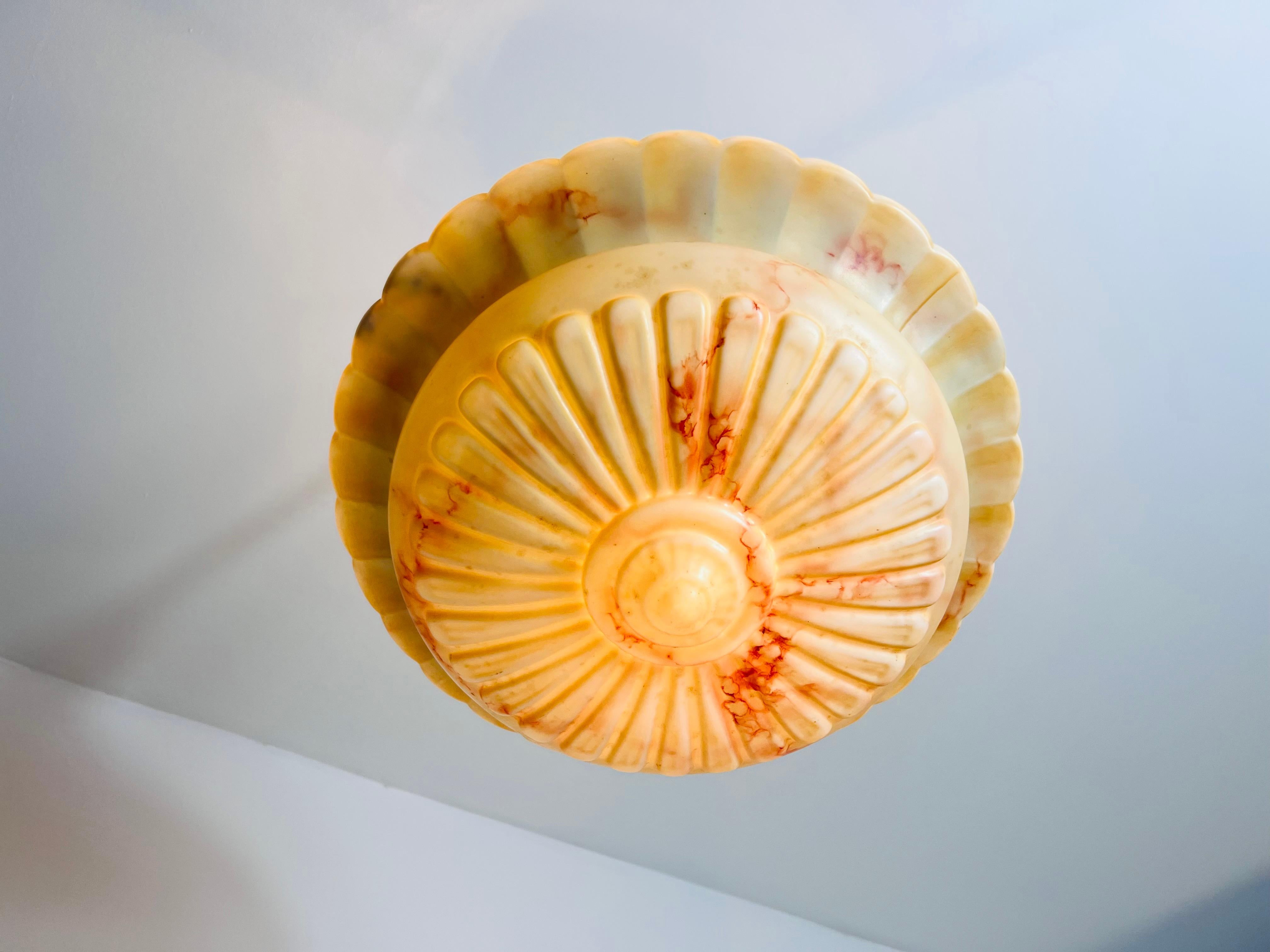 Lampada da soffitto in alabastro e ottone intagliata a mano, anni '30, Germania in vendita 2
