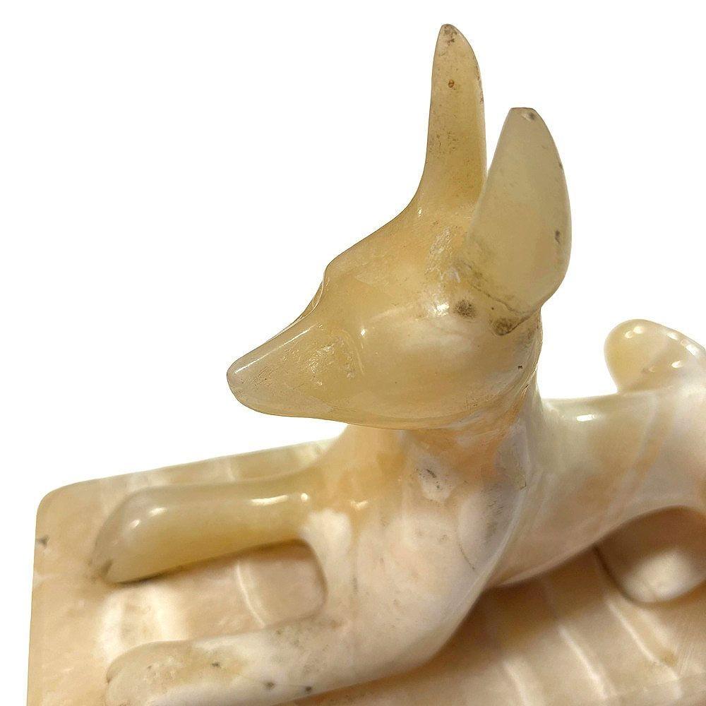 Marmo Scultura di Dio egiziano Anubis scolpita a mano in alabastro Peso di carta in vendita