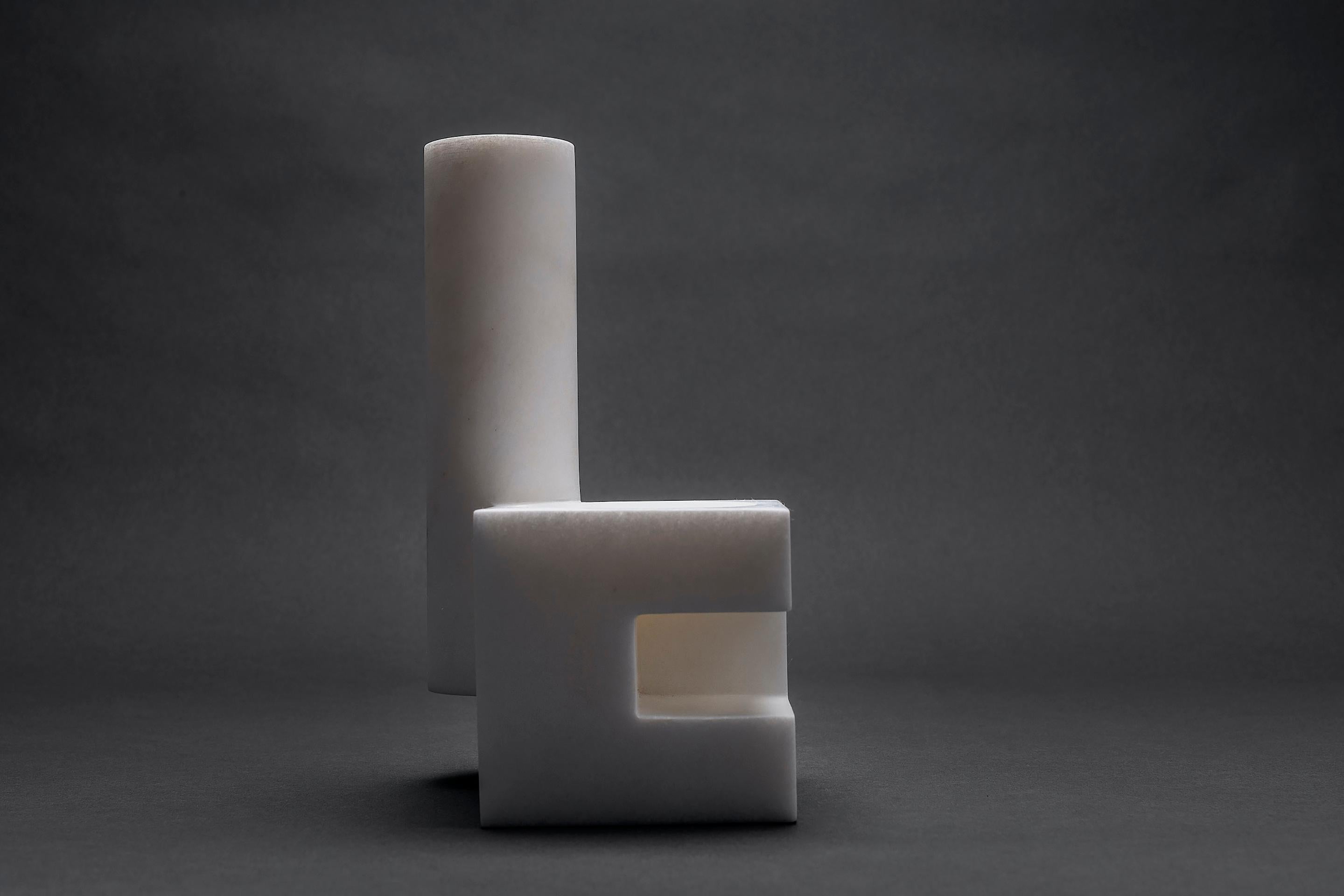 With Galeana, Jorge Diego Etienne aims to send a strong and unique message through the unpredictable beauty of alabaster. The collaboration also builds a bridge between the artisanal process of carving this stone and a contemporary proposal of