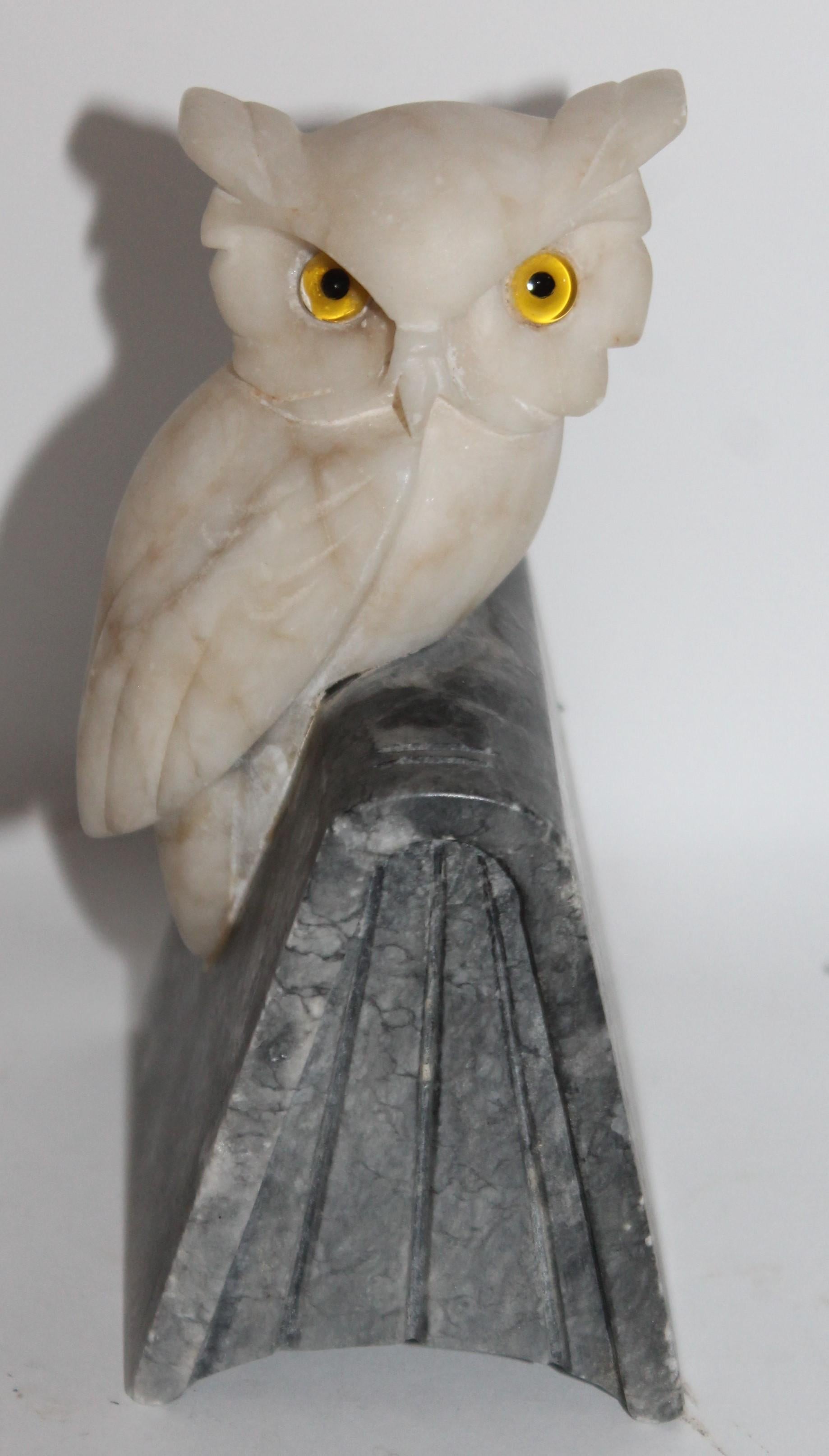 Hibou en albâtre sculpté à la main avec des yeux en verre et en bon état. La base est signée par l'artiste. L'état est très bon.