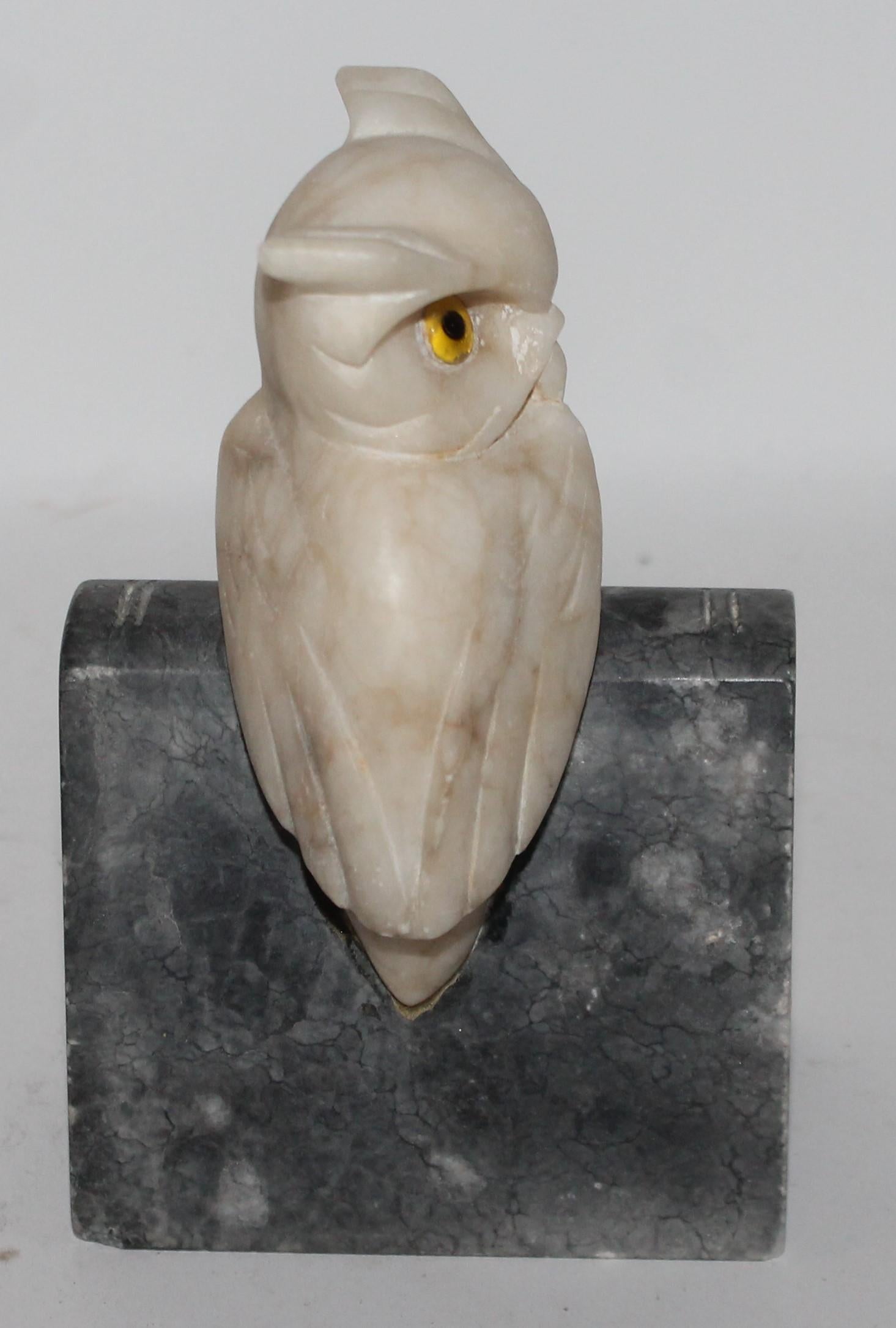 Adirondack Hibou en albâtre sculpté à la main avec des yeux en verre en vente