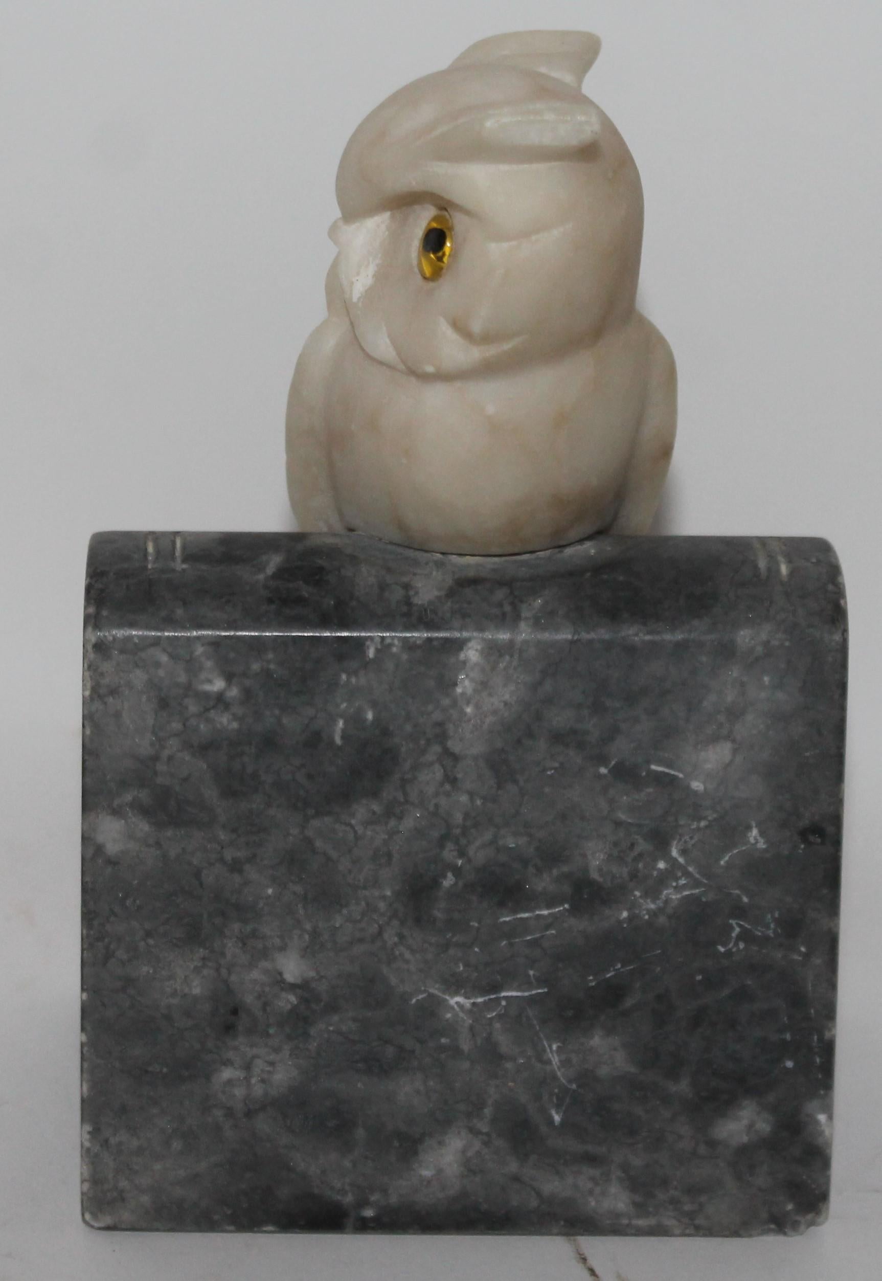 Américain Hibou en albâtre sculpté à la main avec des yeux en verre en vente