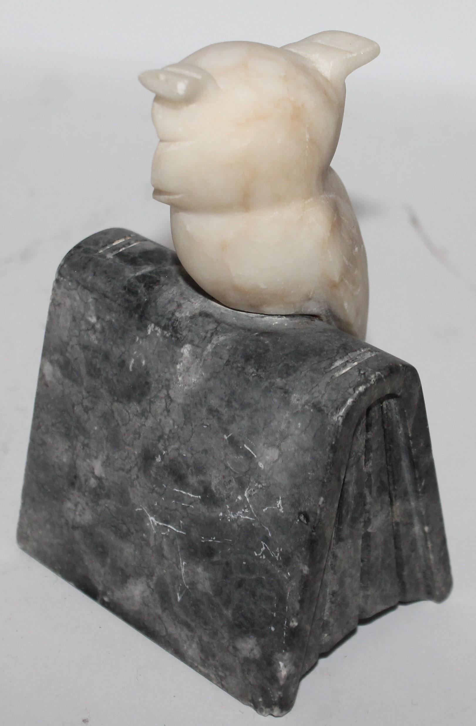 Sculpté à la main Hibou en albâtre sculpté à la main avec des yeux en verre en vente