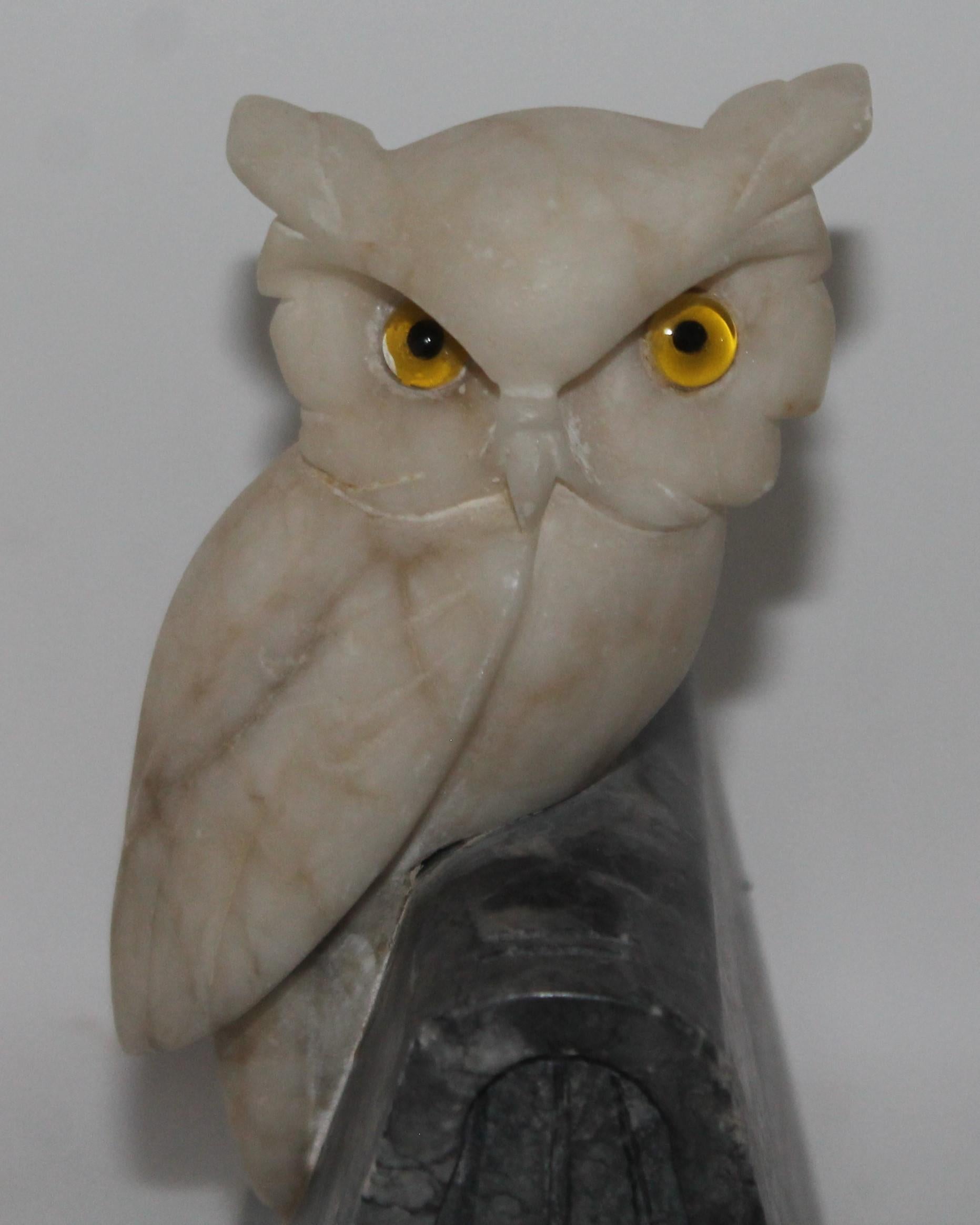 Hibou en albâtre sculpté à la main avec des yeux en verre Bon état - En vente à Los Angeles, CA