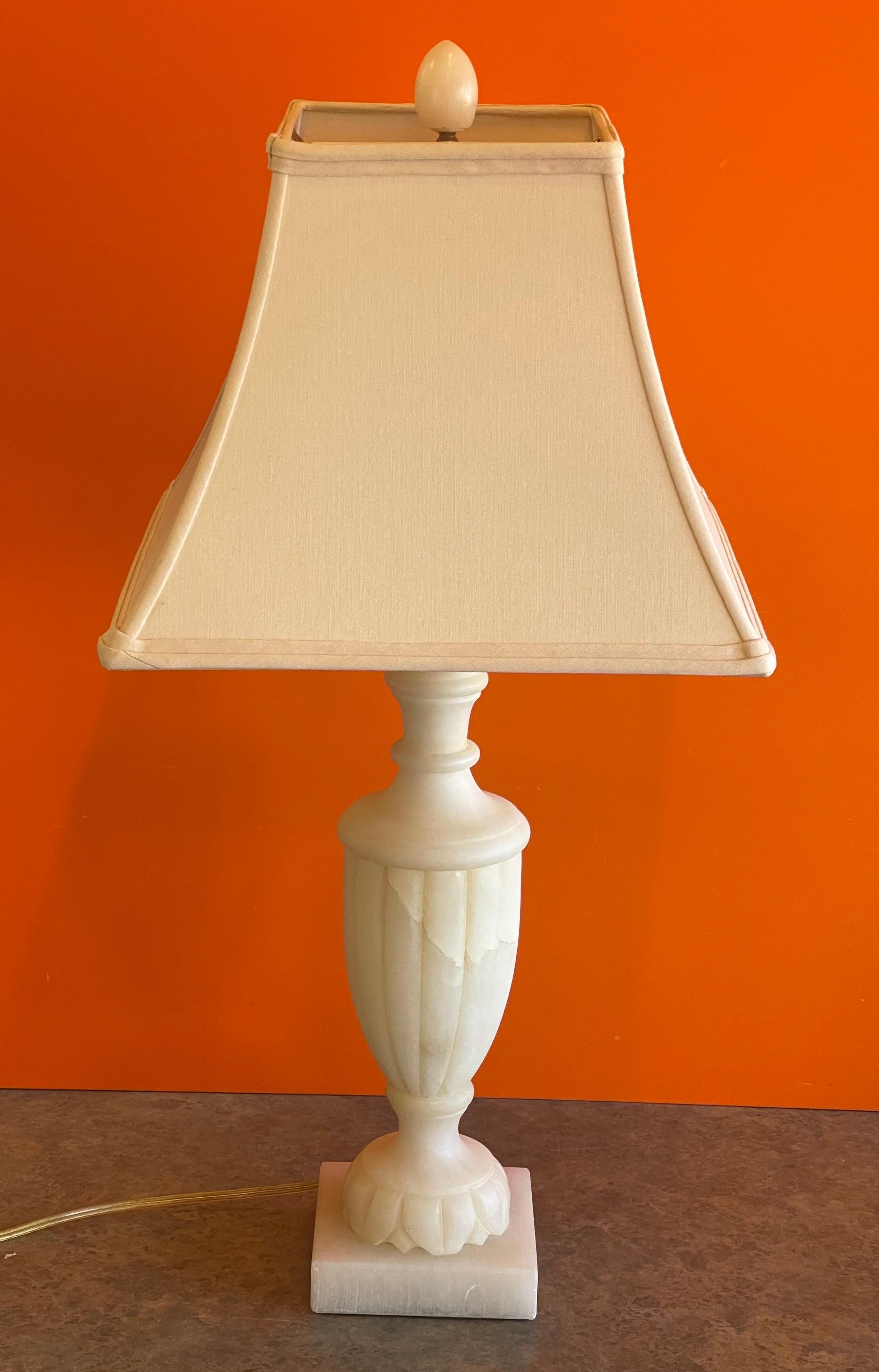 Espagnol Lampe de bureau en albâtre sculptée à la main par Sarreid Ltd. en vente