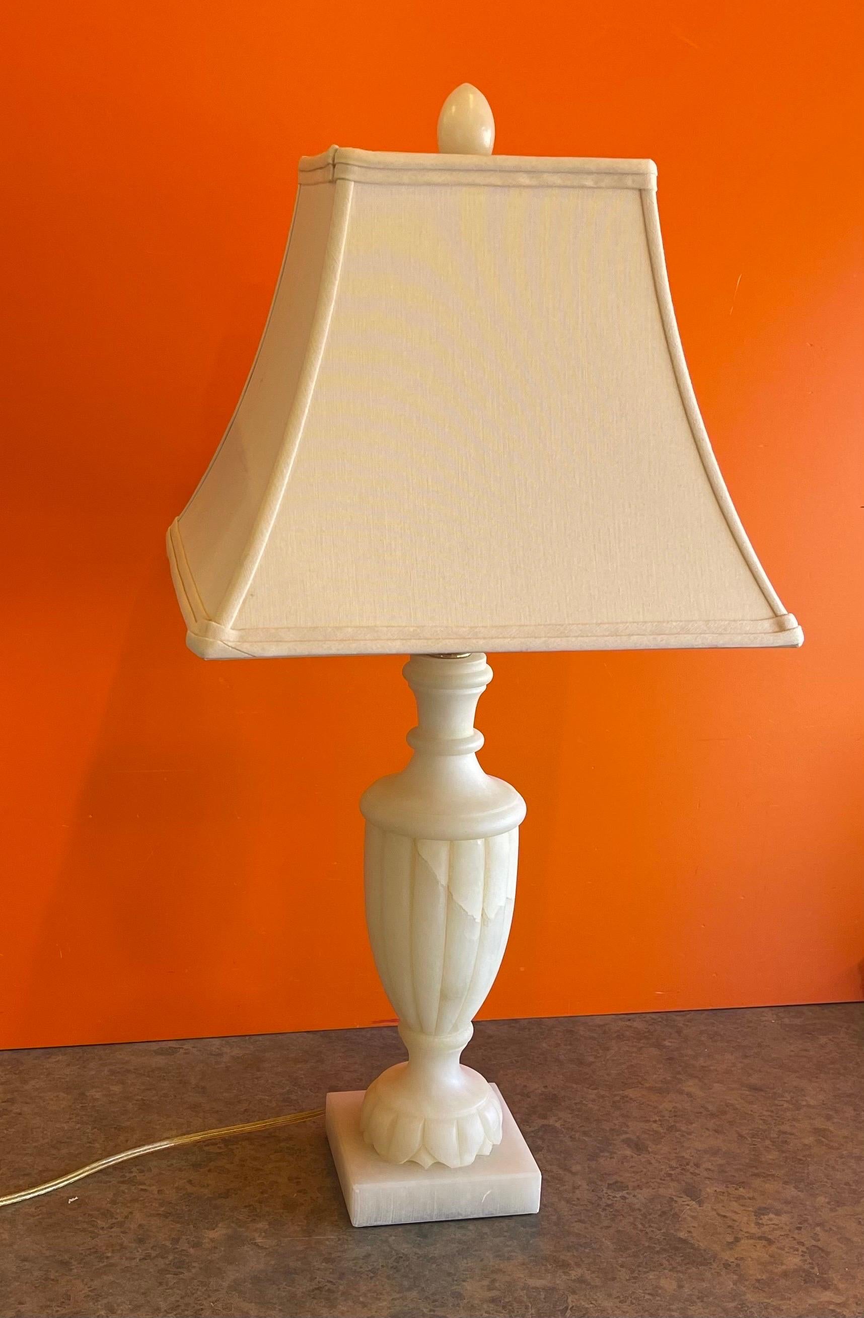 Lampe de bureau en albâtre sculptée à la main par Sarreid Ltd. Bon état - En vente à San Diego, CA