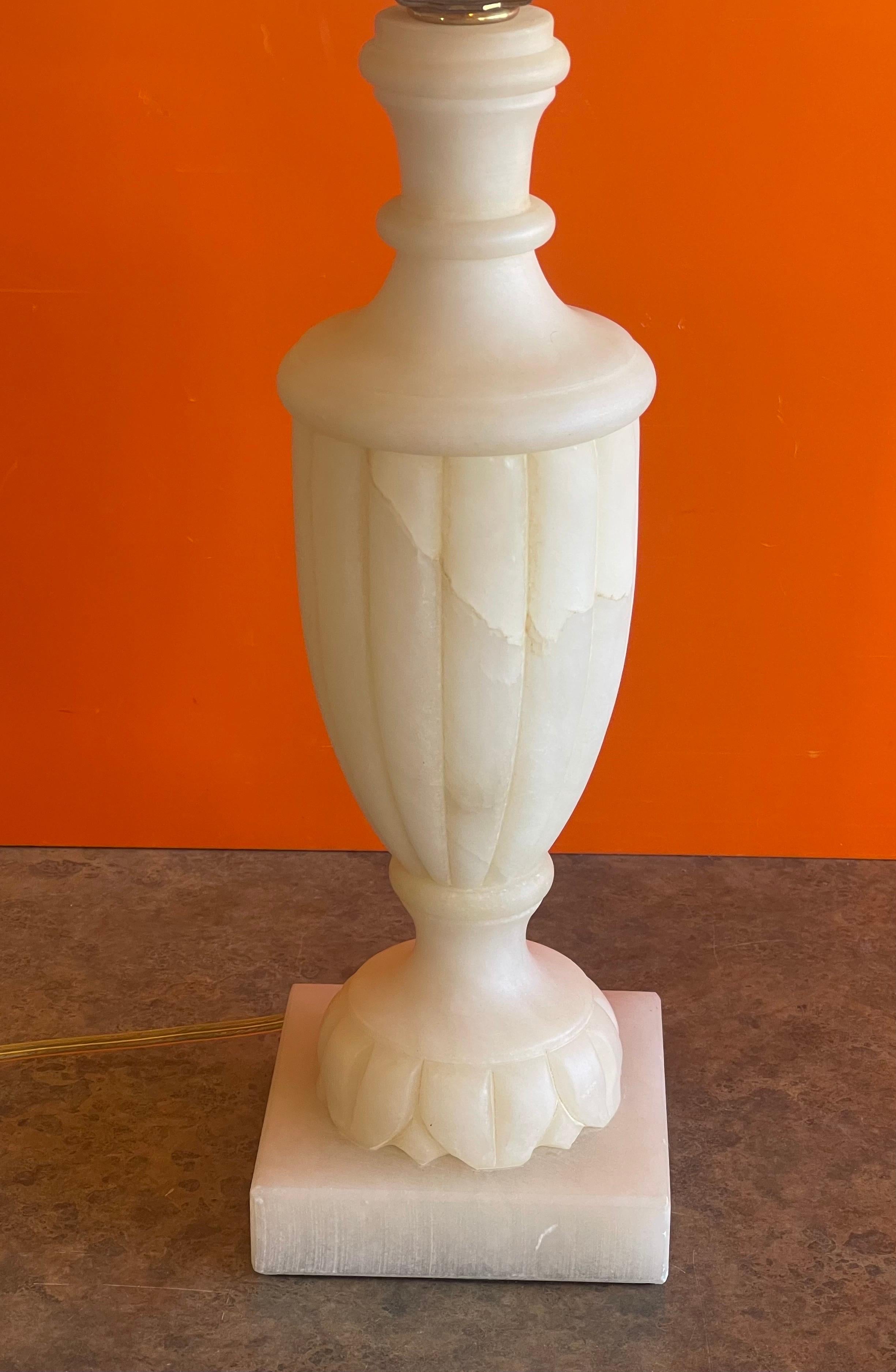 20ième siècle Lampe de bureau en albâtre sculptée à la main par Sarreid Ltd. en vente