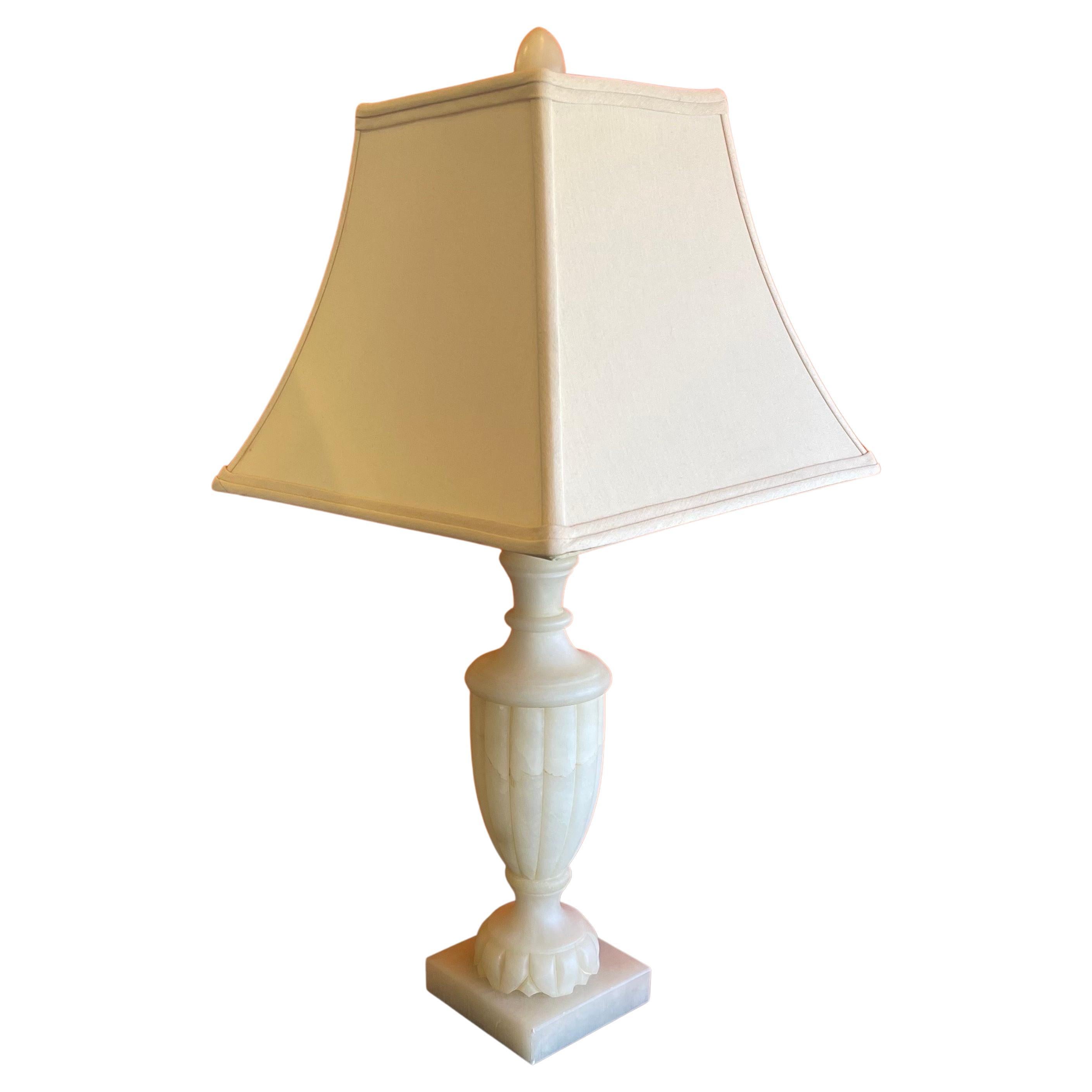 Lampe de bureau en albâtre sculptée à la main par Sarreid Ltd. en vente