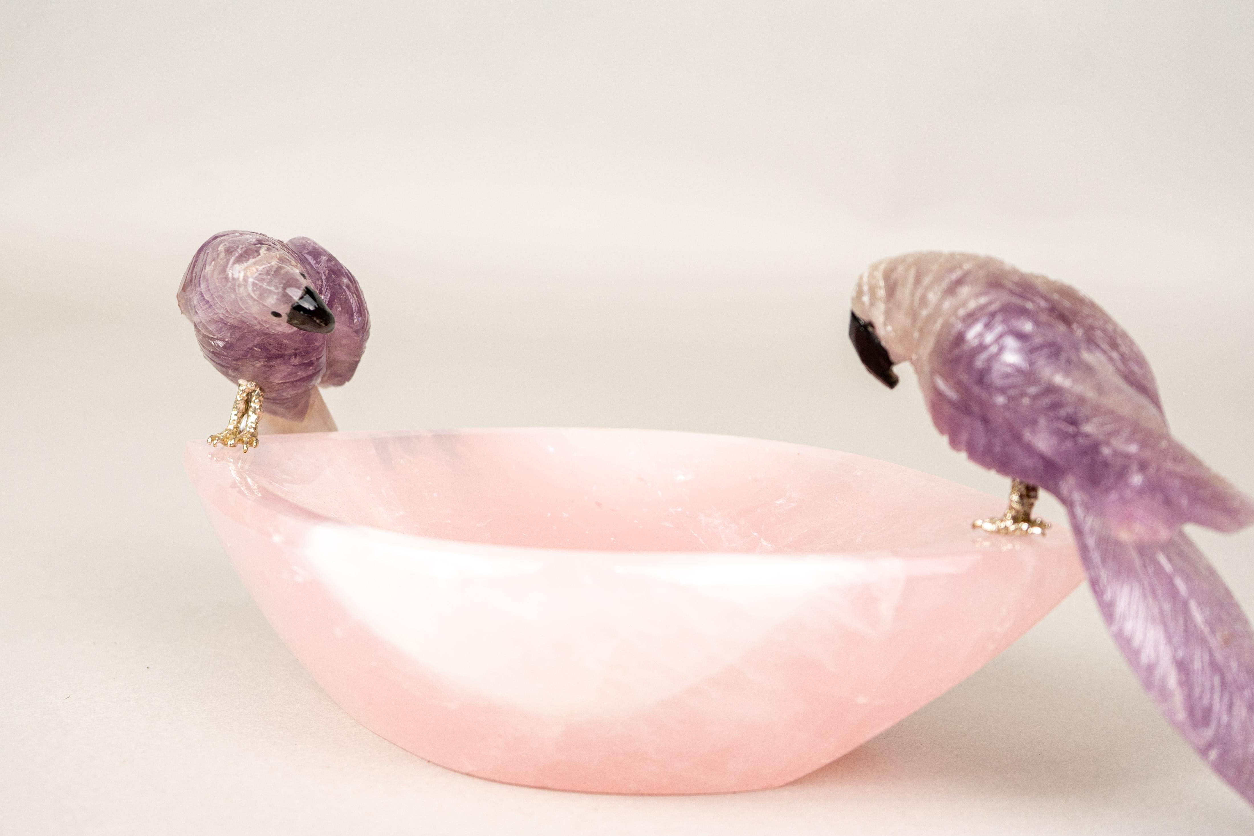 Delicate Pair of Parrots Sculpted in Amethyst, Set on a Rose Quartz Bowl

▫️ Description

Depicting a pair of Brazilian parrots, this hand-carved bowl draws inspiration from the country’s rich fauna and is crafted exclusively from the finest