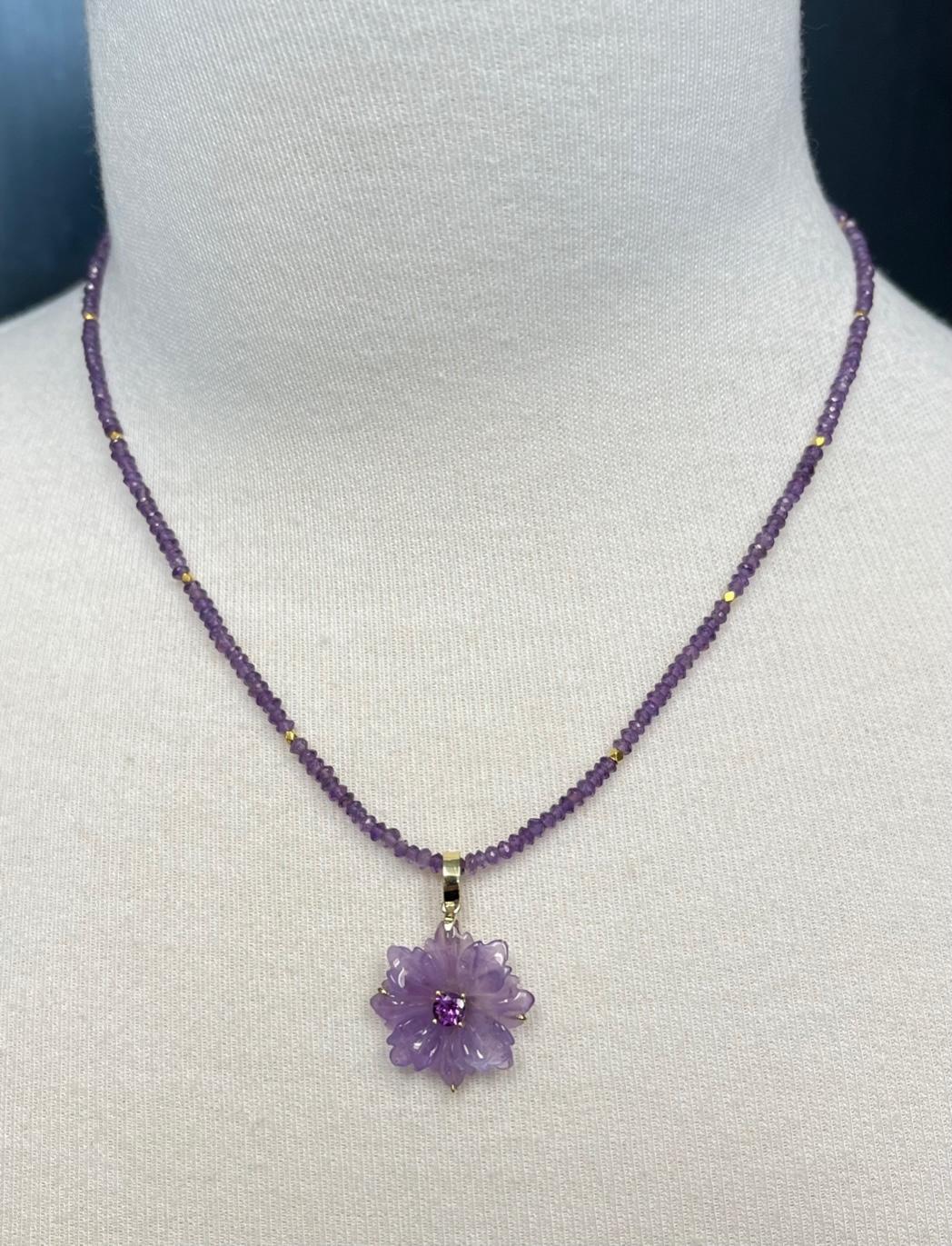 Pendentif et collier de perles en forme de fleur en améthyste sculptée à la main avec accents en or jaune en vente 4