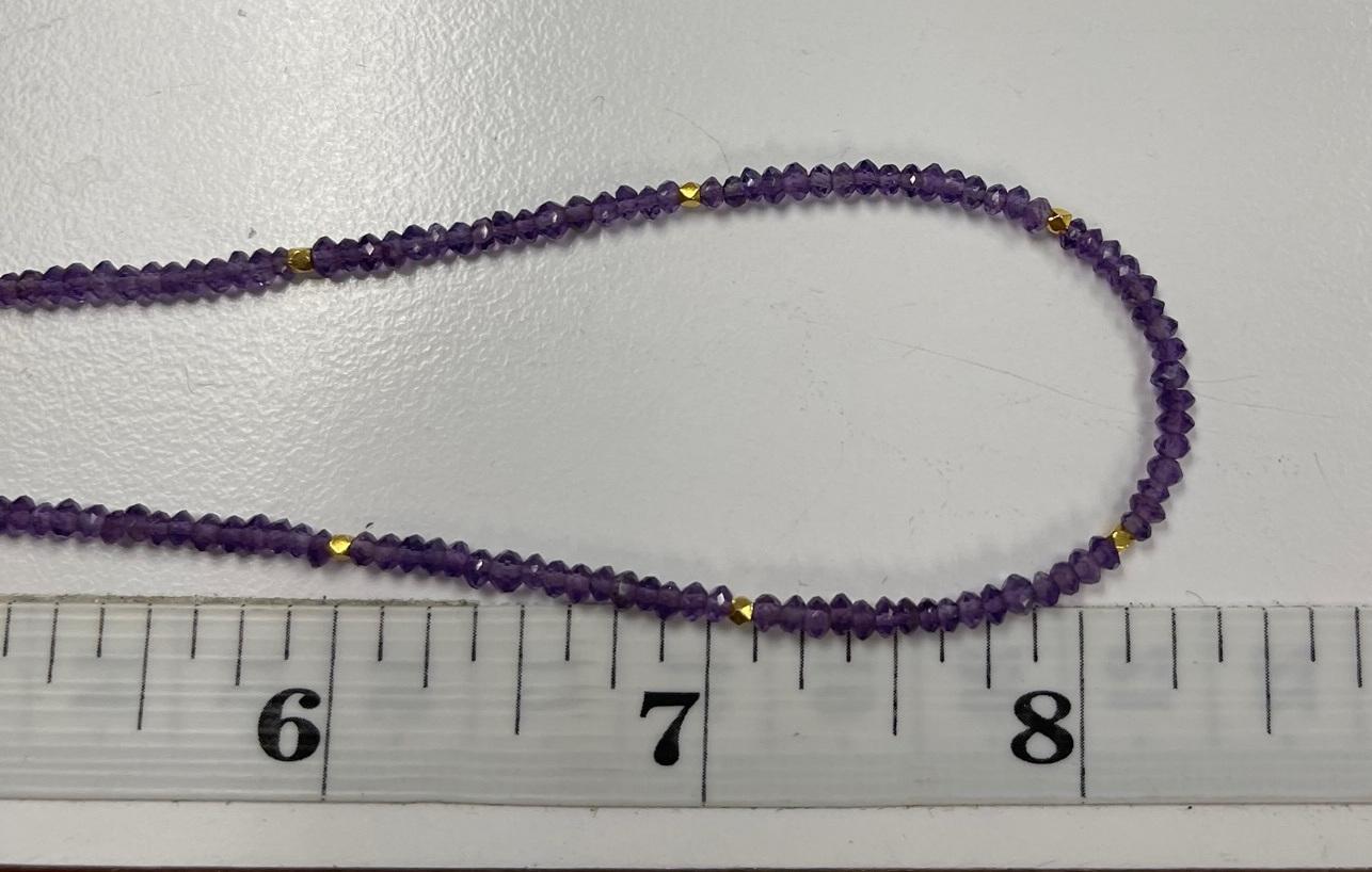 Pendentif et collier de perles en forme de fleur en améthyste sculptée à la main avec accents en or jaune en vente 5
