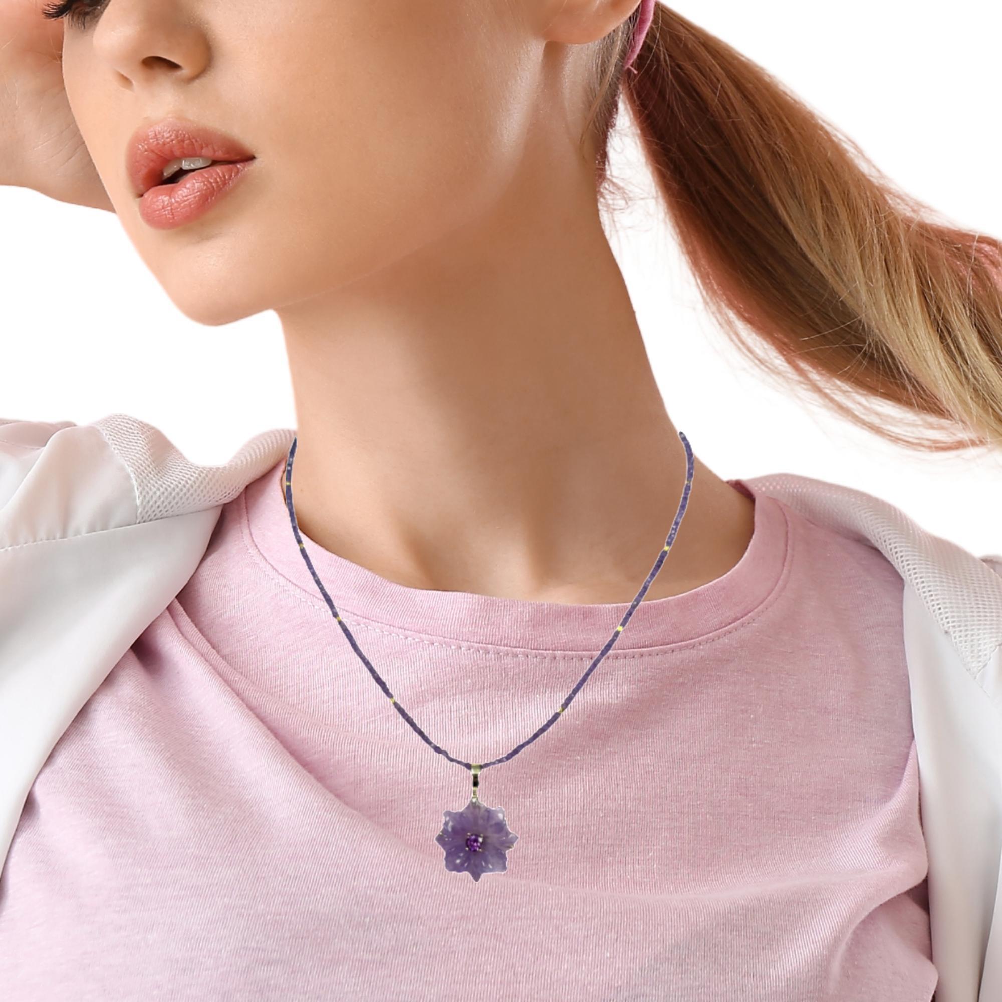 Pendentif et collier de perles en forme de fleur en améthyste sculptée à la main avec accents en or jaune en vente 6