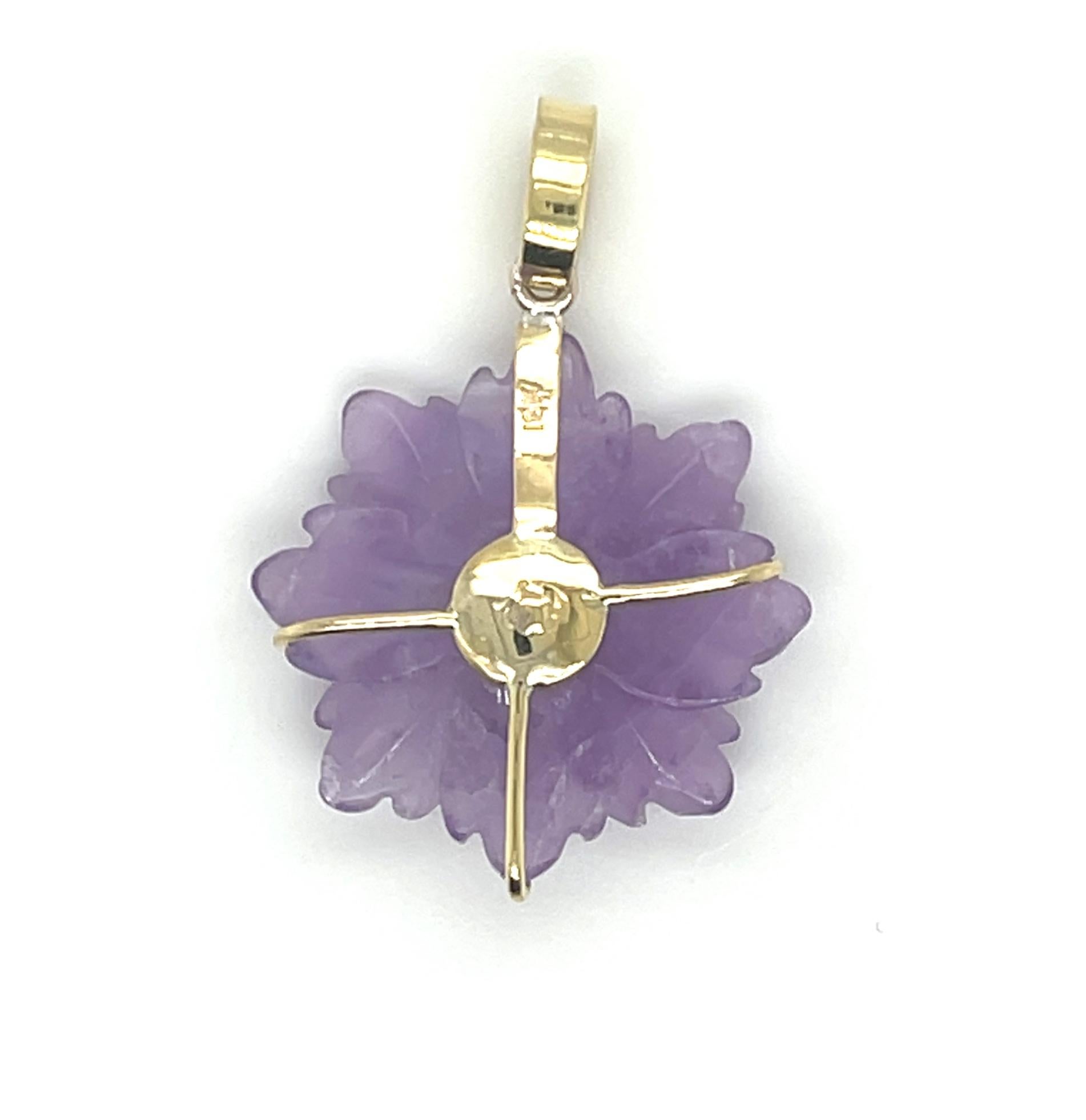 Perle Pendentif et collier de perles en forme de fleur en améthyste sculptée à la main avec accents en or jaune en vente