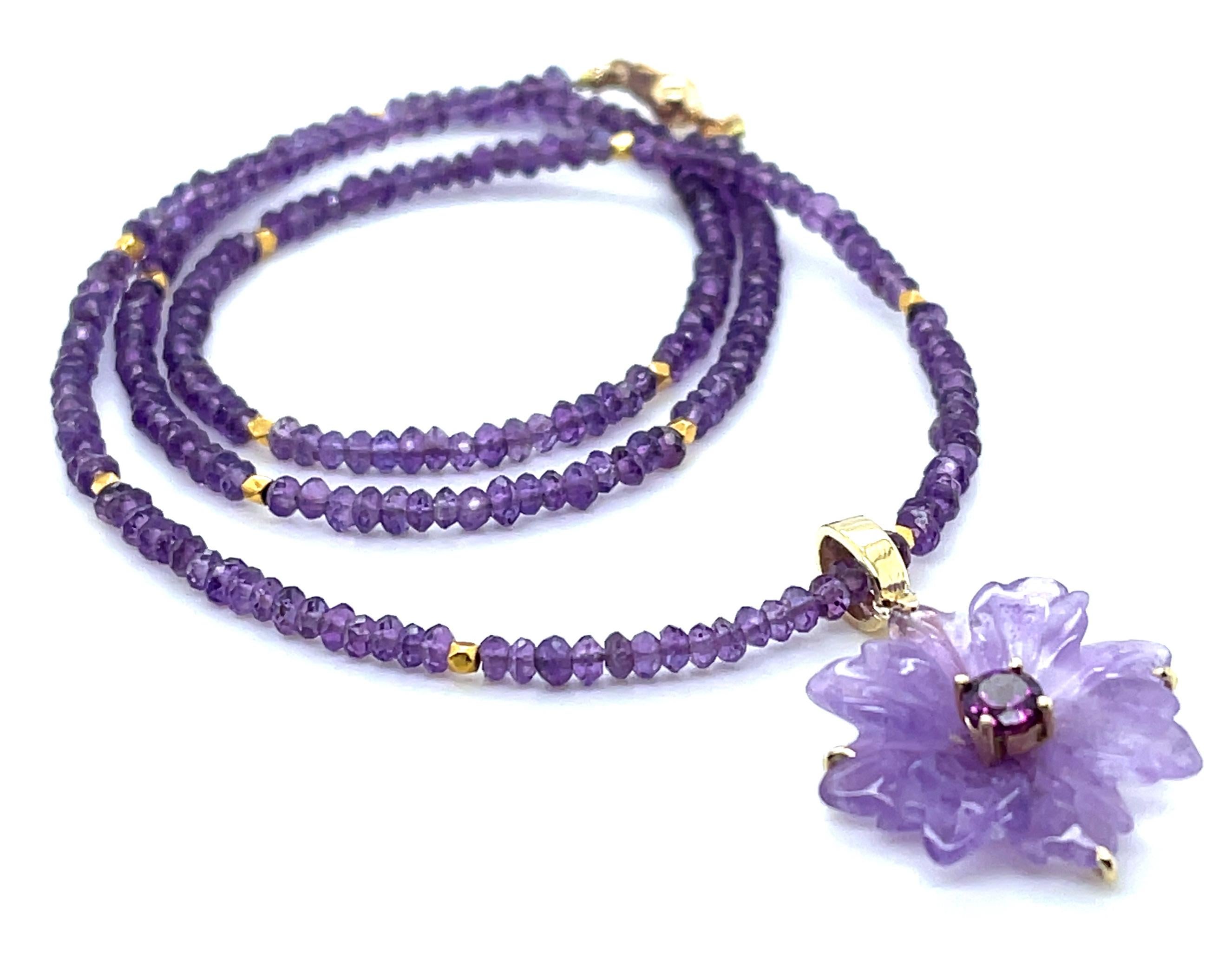 Pendentif et collier de perles en forme de fleur en améthyste sculptée à la main avec accents en or jaune en vente 3