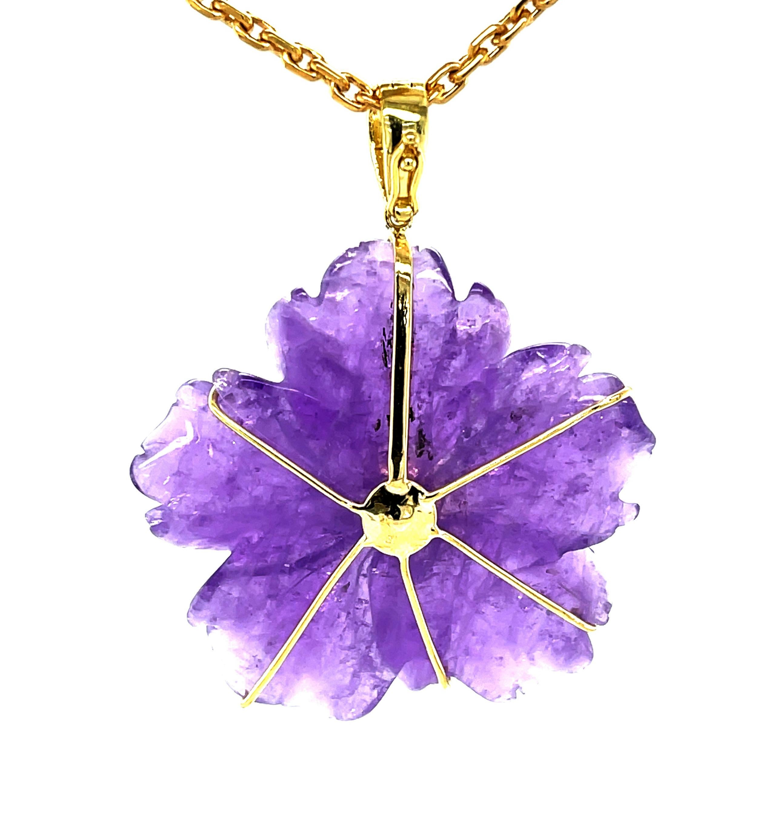 Hand Carved Amethyst Flower & Rhodolite Garnet Pendant Necklace in Yellow Gold In New Condition In Los Angeles, CA