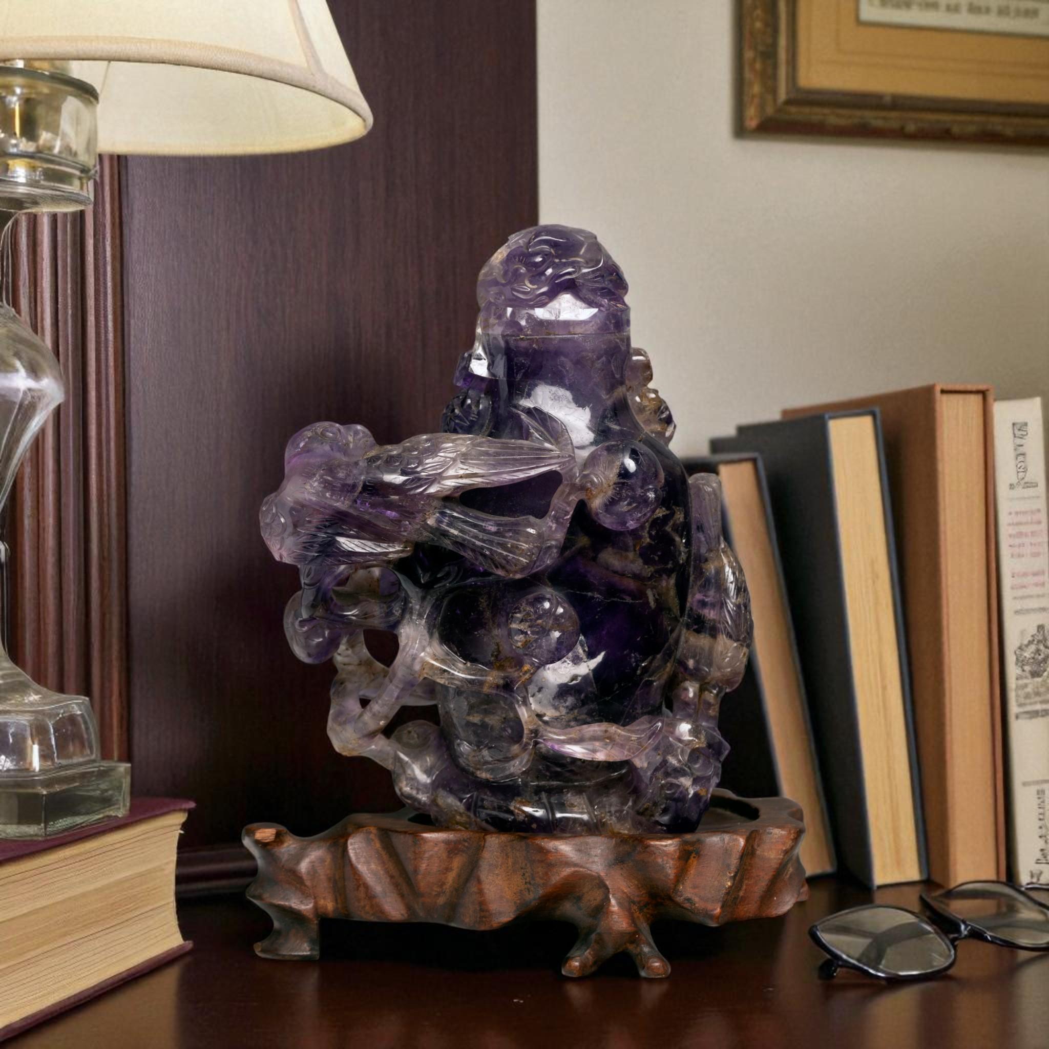 Bouteille sculpturale en améthyste sculptée à la main Excellent état - En vente à New York, NY