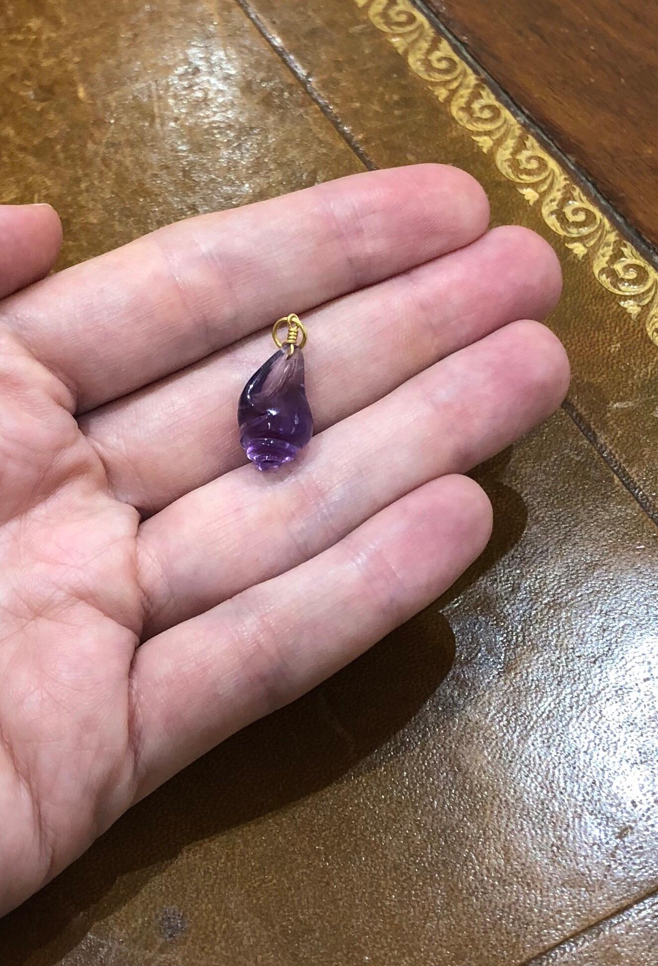 Hand Carved Amethyst Shell 22 Karat Gold Gemstone Pendant In New Condition In Paris, Paris