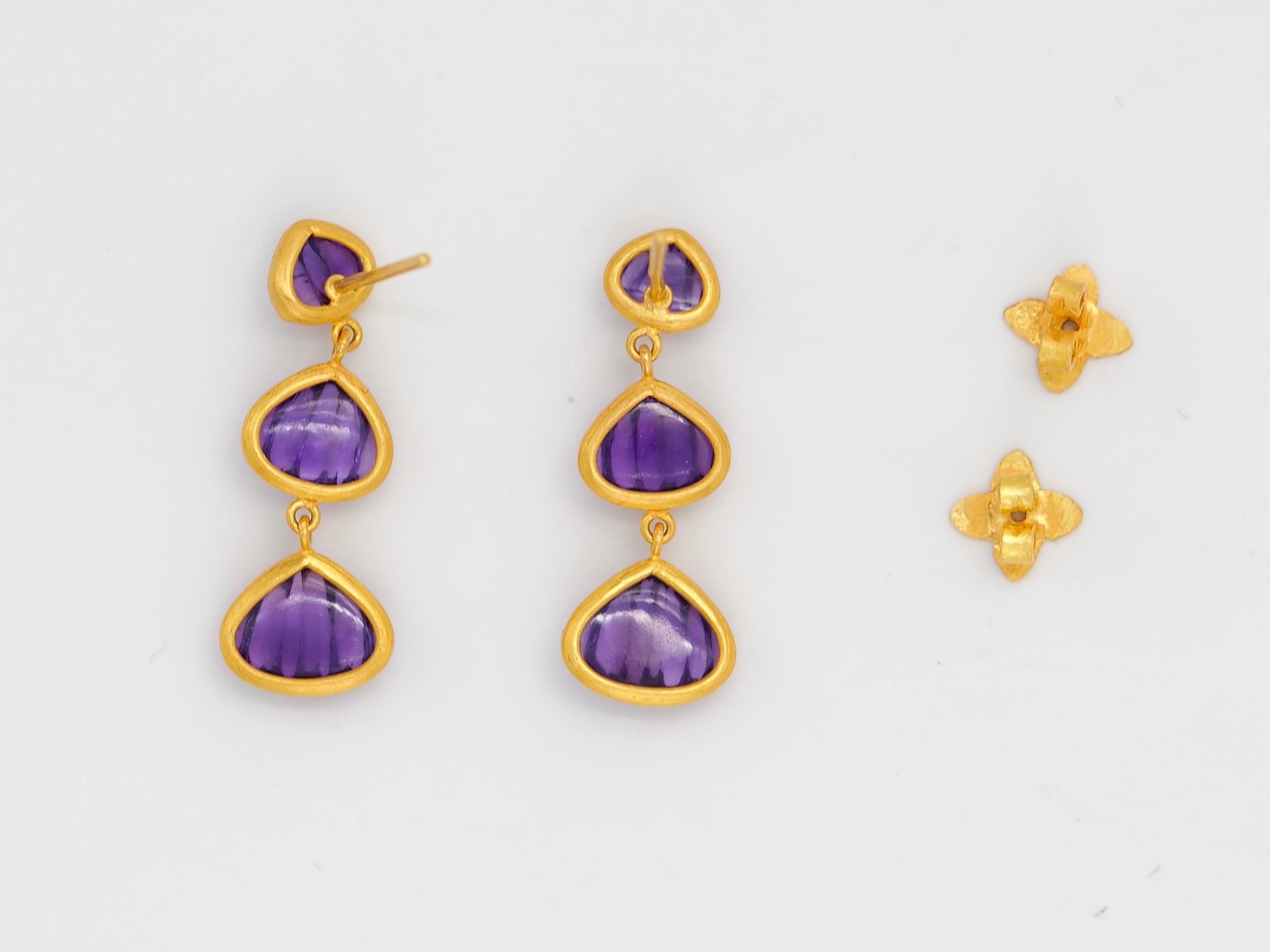 These earrings are composed of 6 amethysts for a total weight of 6 carats. The amethysts are hand-carved in the form of shells in 3 different sizes.
The shells are all set in 22 karat gold. The earrings are with a gold push / stud.
The earrings