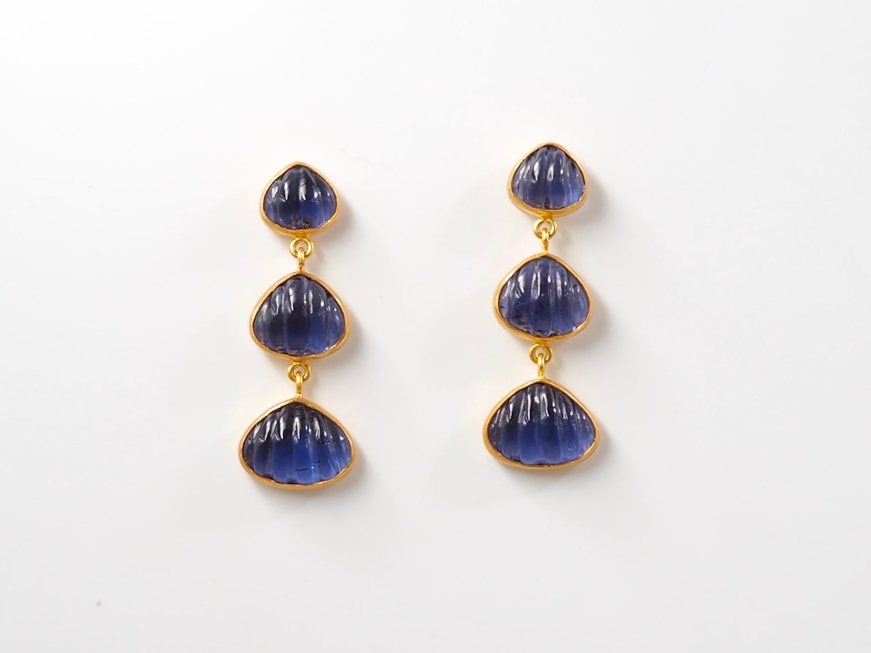 Hand Carved Amethyst Shell 22 Karat Gold Push Earrings In New Condition For Sale In Paris, Paris