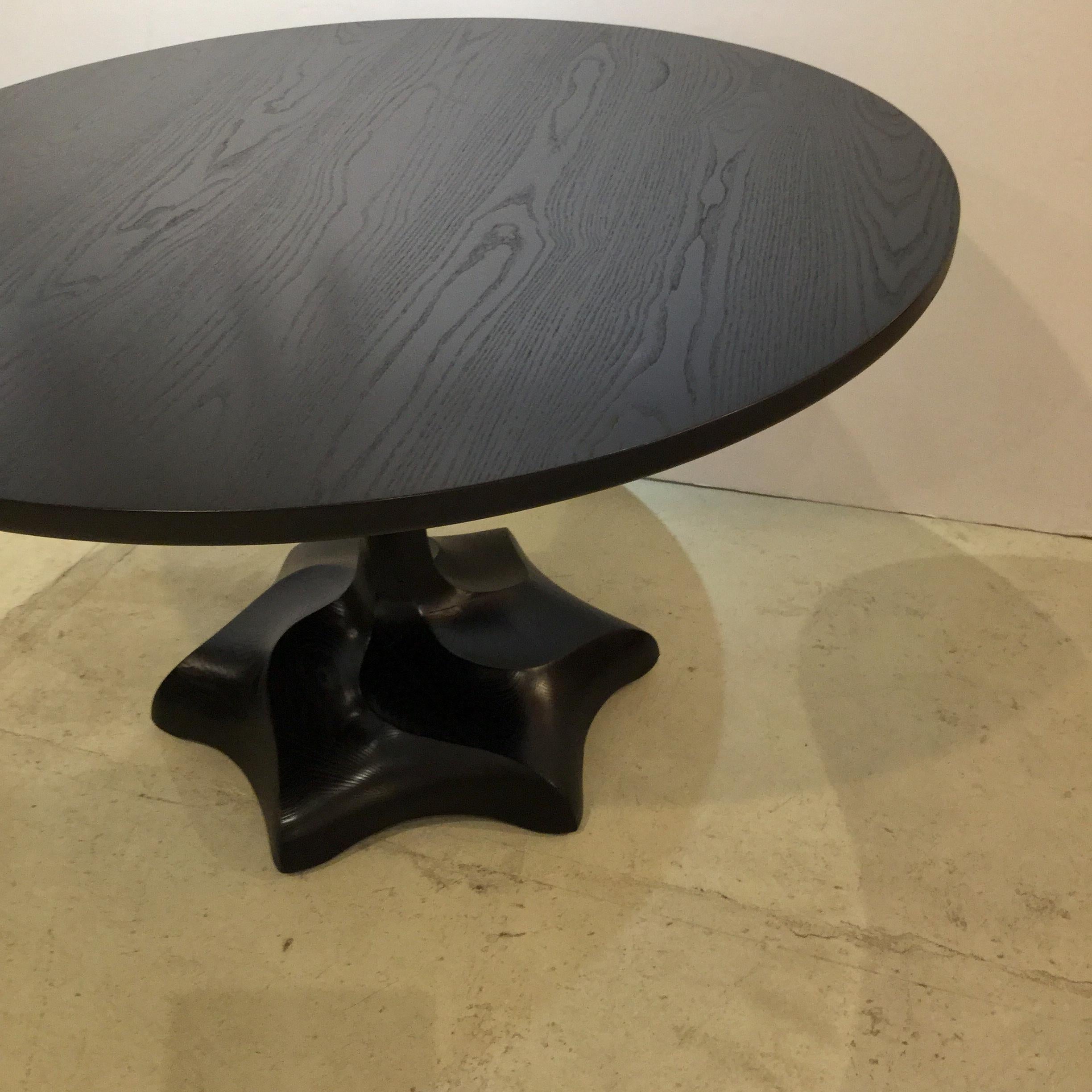 Américain Table centrale/table de salle à manger sculptée et ébénisée à la main, Caleb Woodard, 2018 en vente