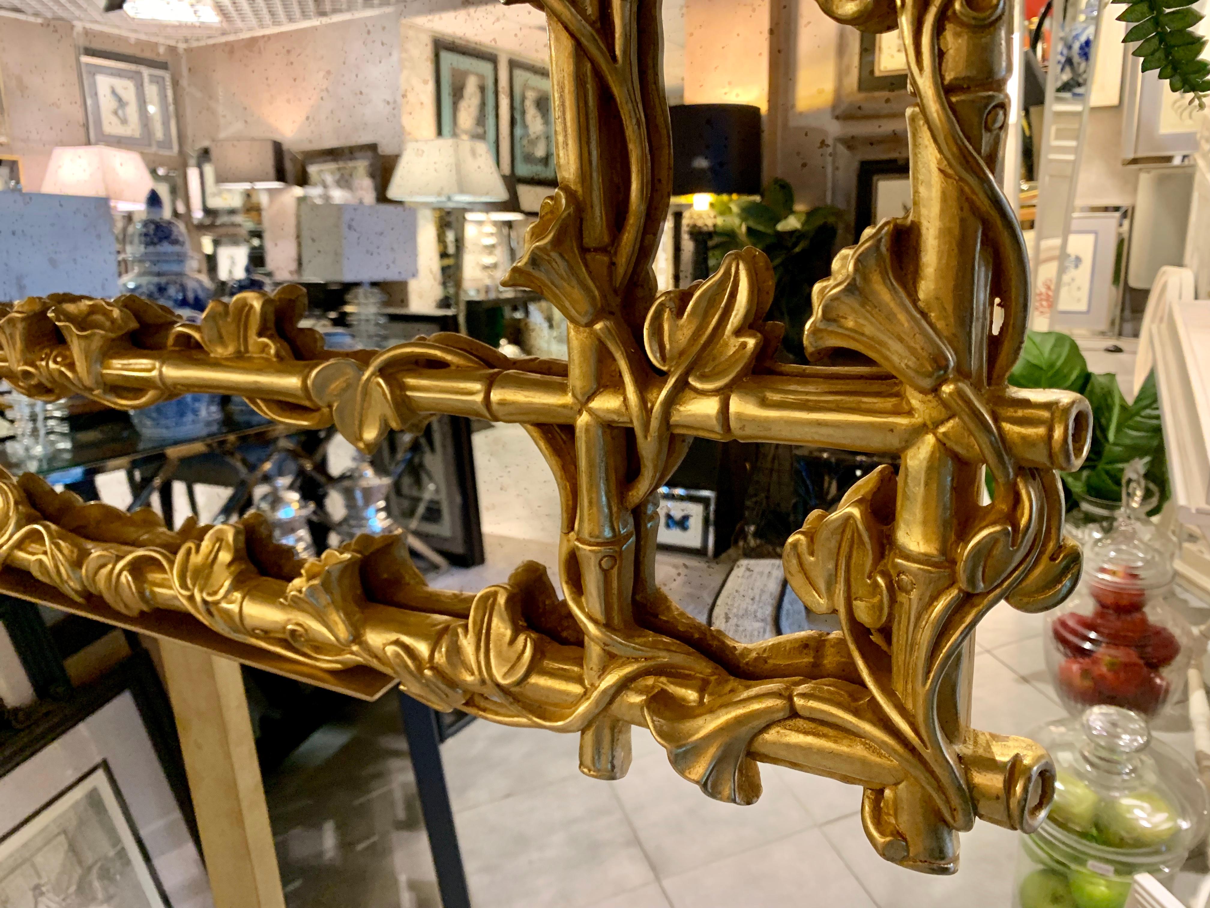 Italienisches handgeschnitztes und vergoldetes Schmuckstück  Antiker Spiegel aus Glas (Geschnitzt)