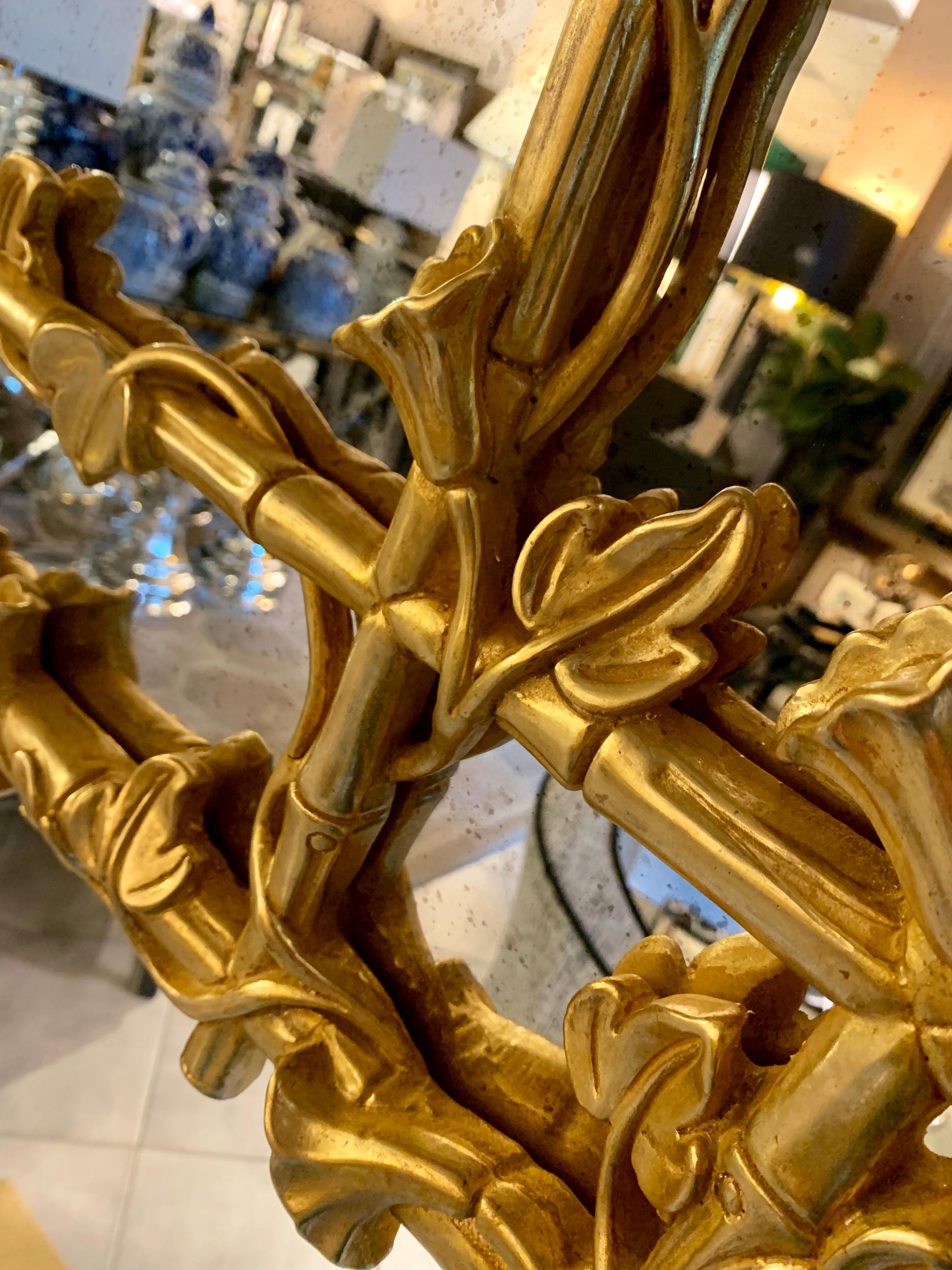 Italienisches handgeschnitztes und vergoldetes Schmuckstück  Antiker Spiegel aus Glas (21. Jahrhundert und zeitgenössisch)
