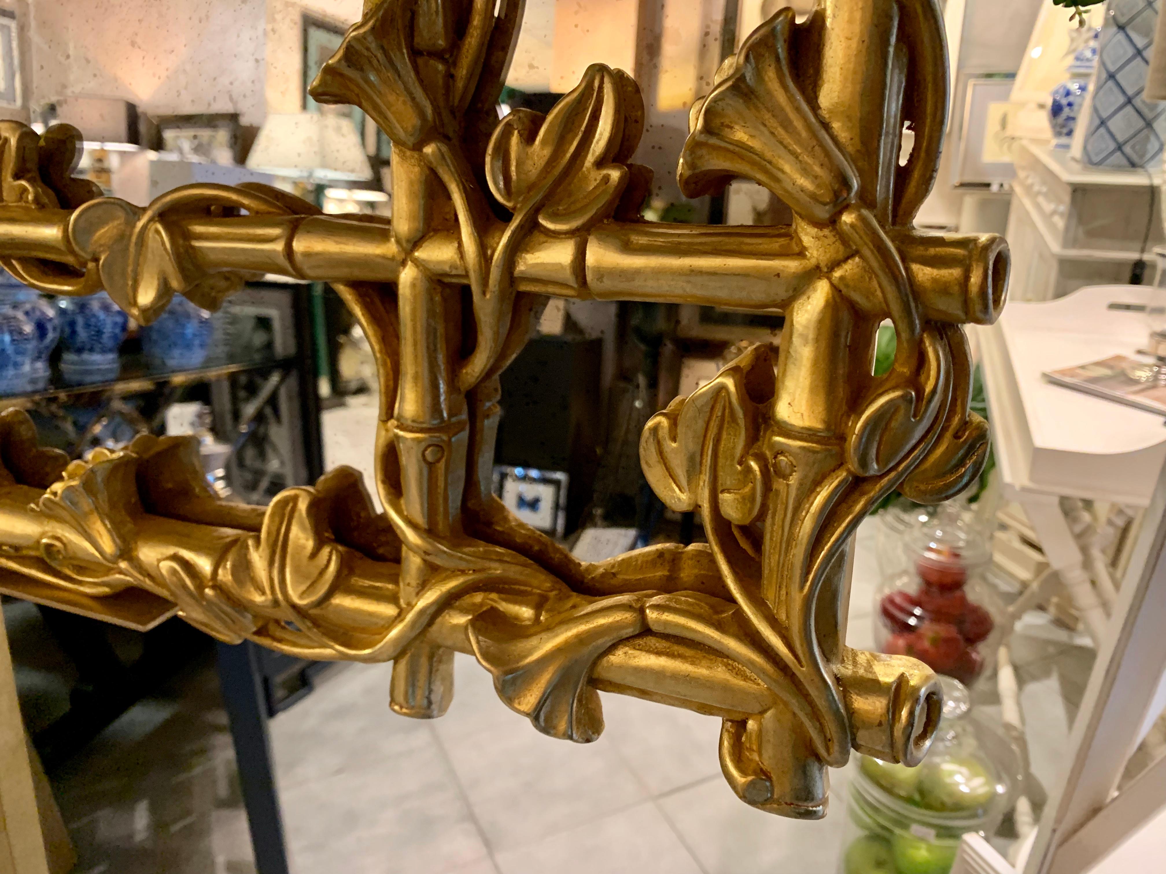 Italienisches handgeschnitztes und vergoldetes Schmuckstück  Antiker Spiegel aus Glas 1