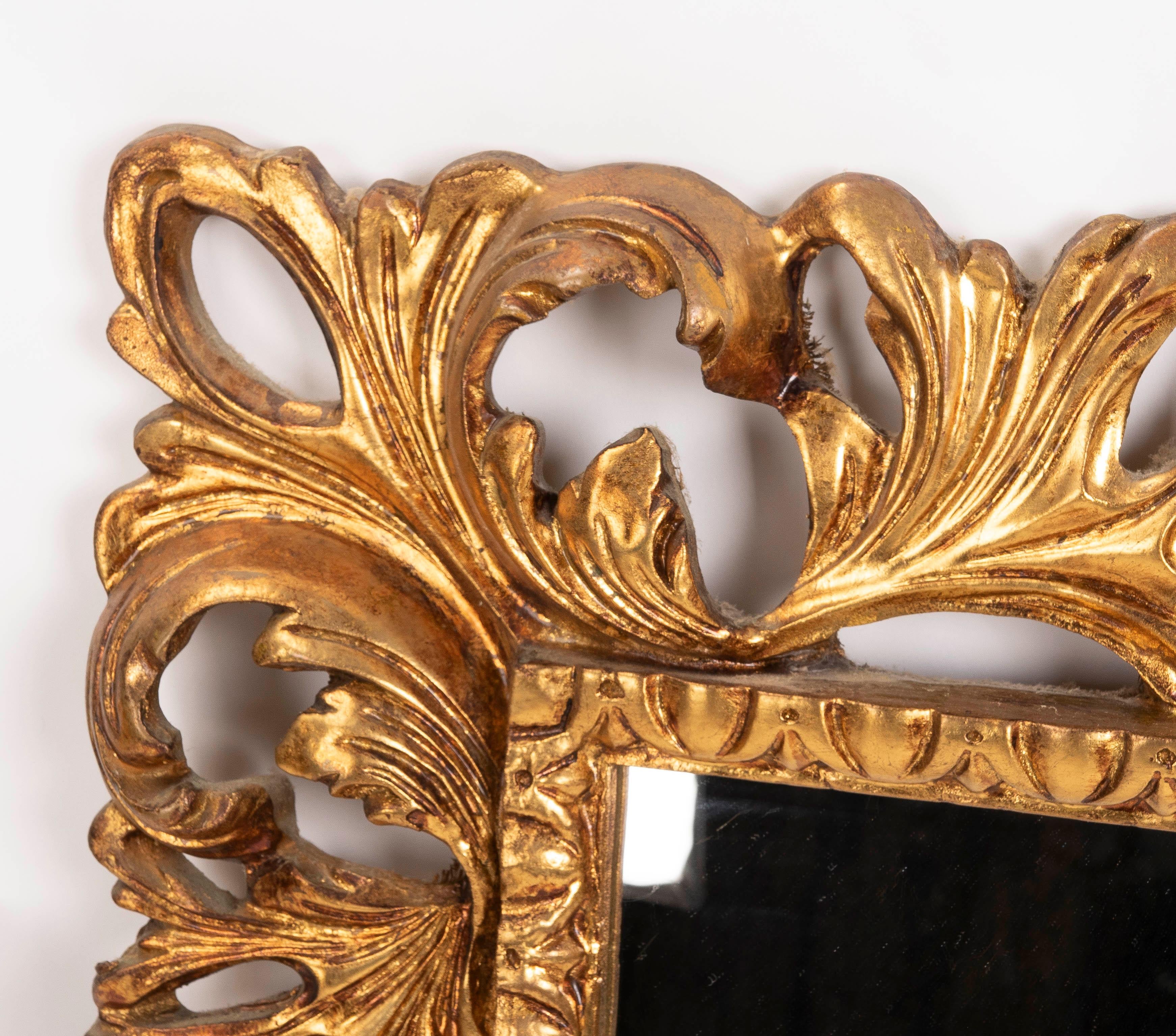 Specchio da parete in legno intagliato e dorato a mano 