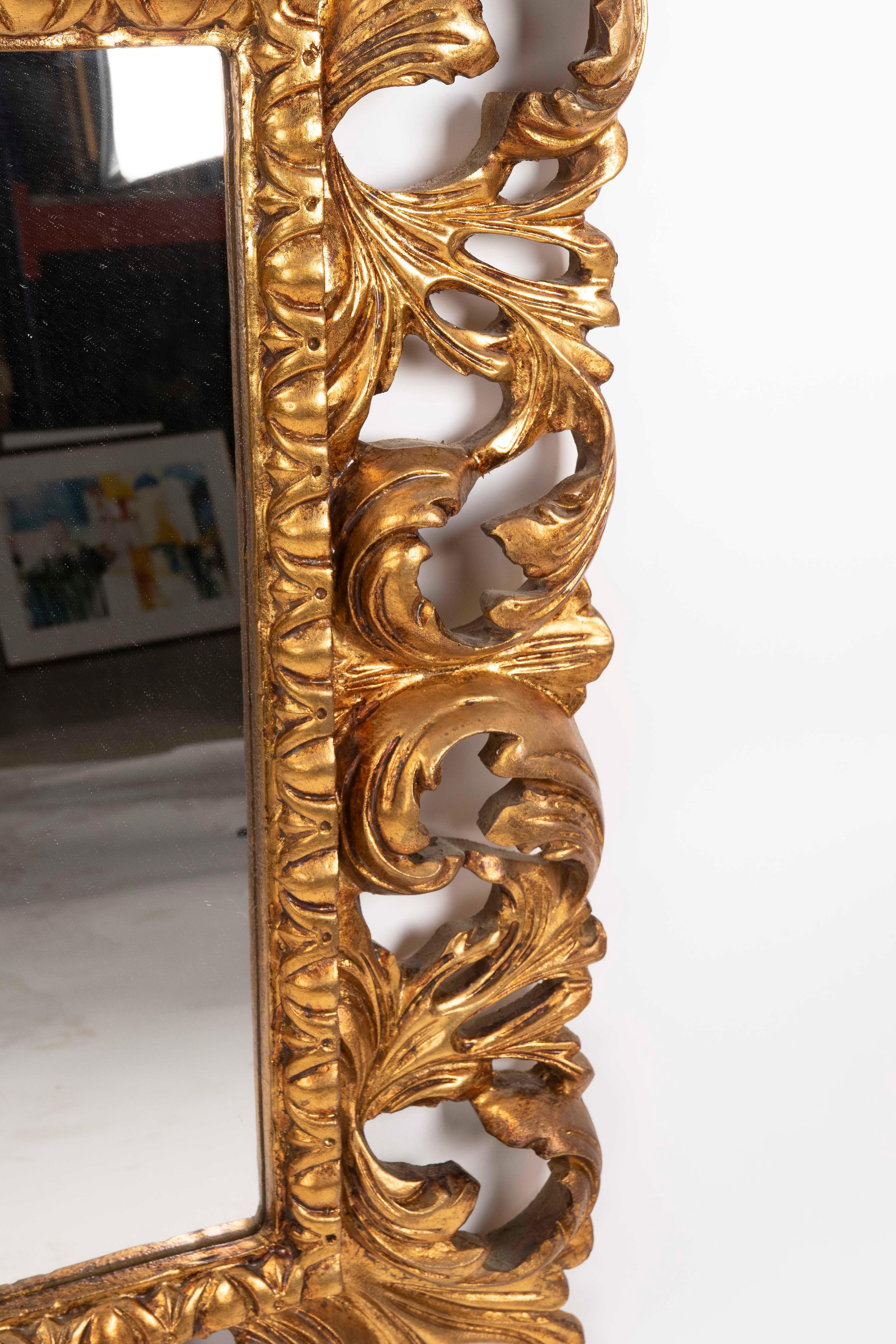 Specchio da parete in legno intagliato e dorato a mano In condizioni buone in vendita a Marbella, ES