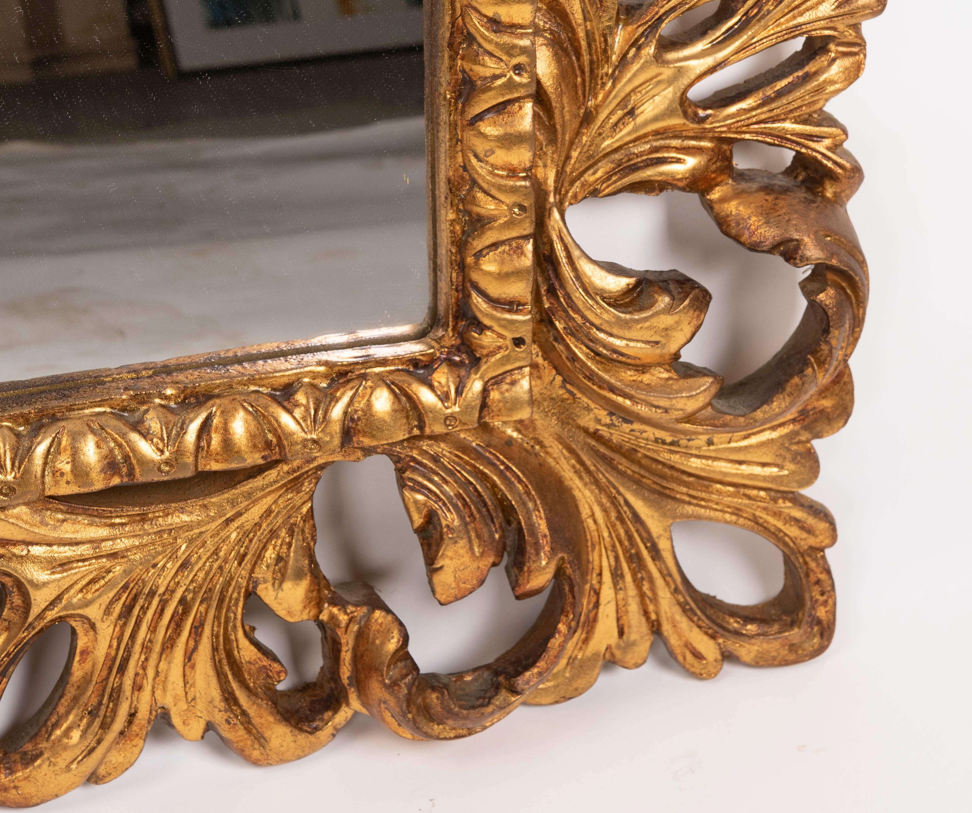 XX secolo Specchio da parete in legno intagliato e dorato a mano in vendita