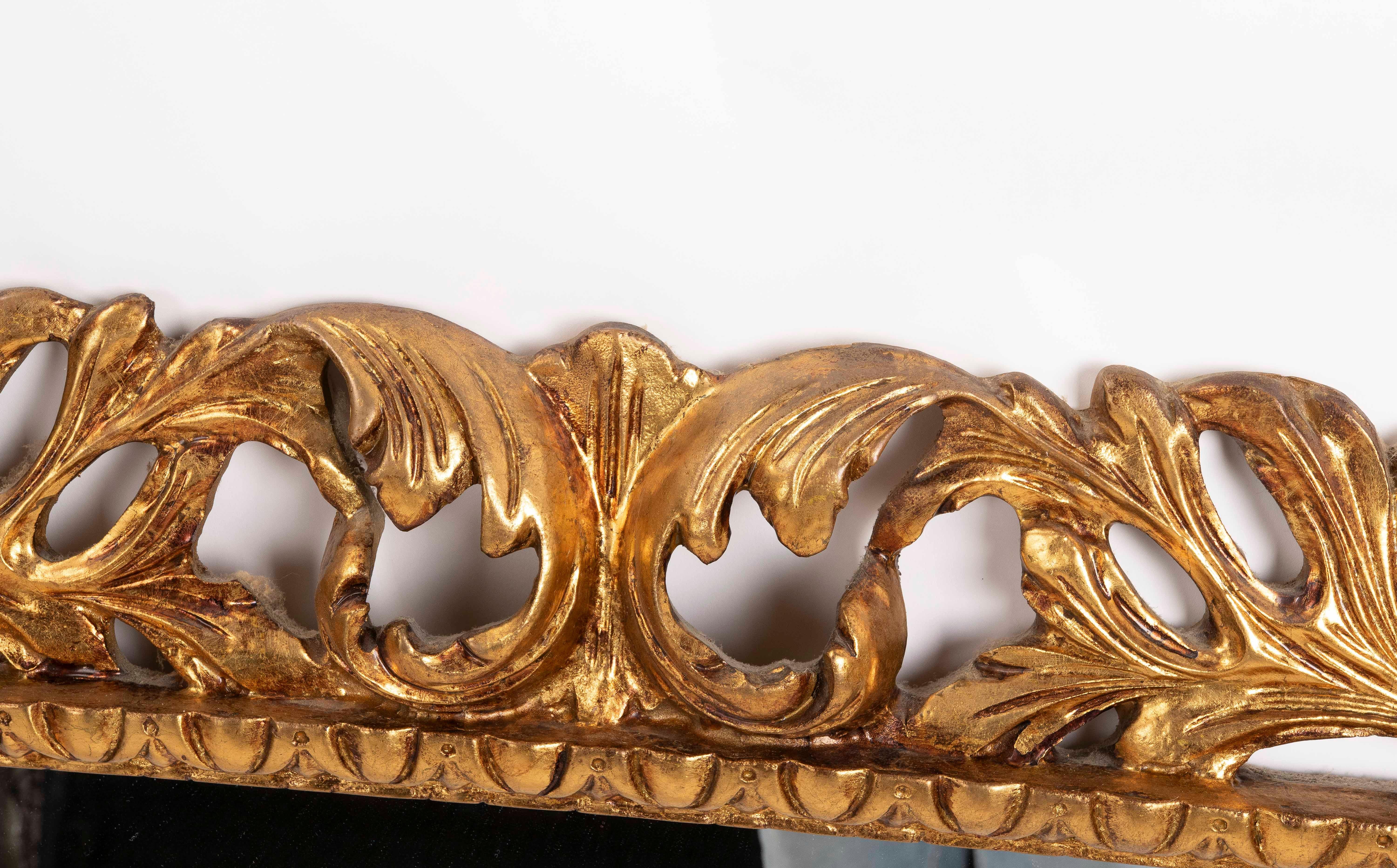 Specchio da parete in legno intagliato e dorato a mano in vendita 1