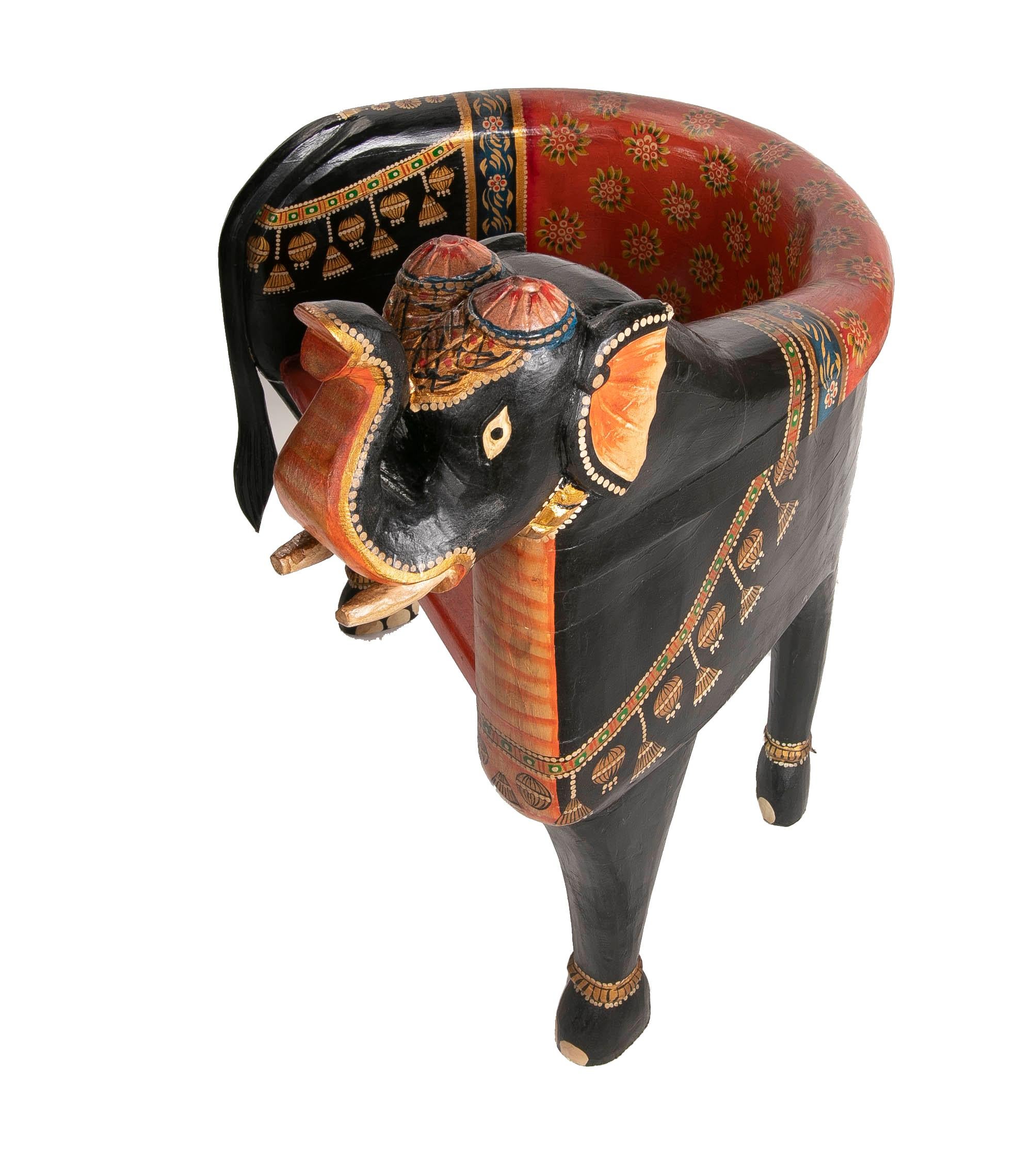 Indien Fauteuil éléphant en bois sculpté et peint à la main en vente