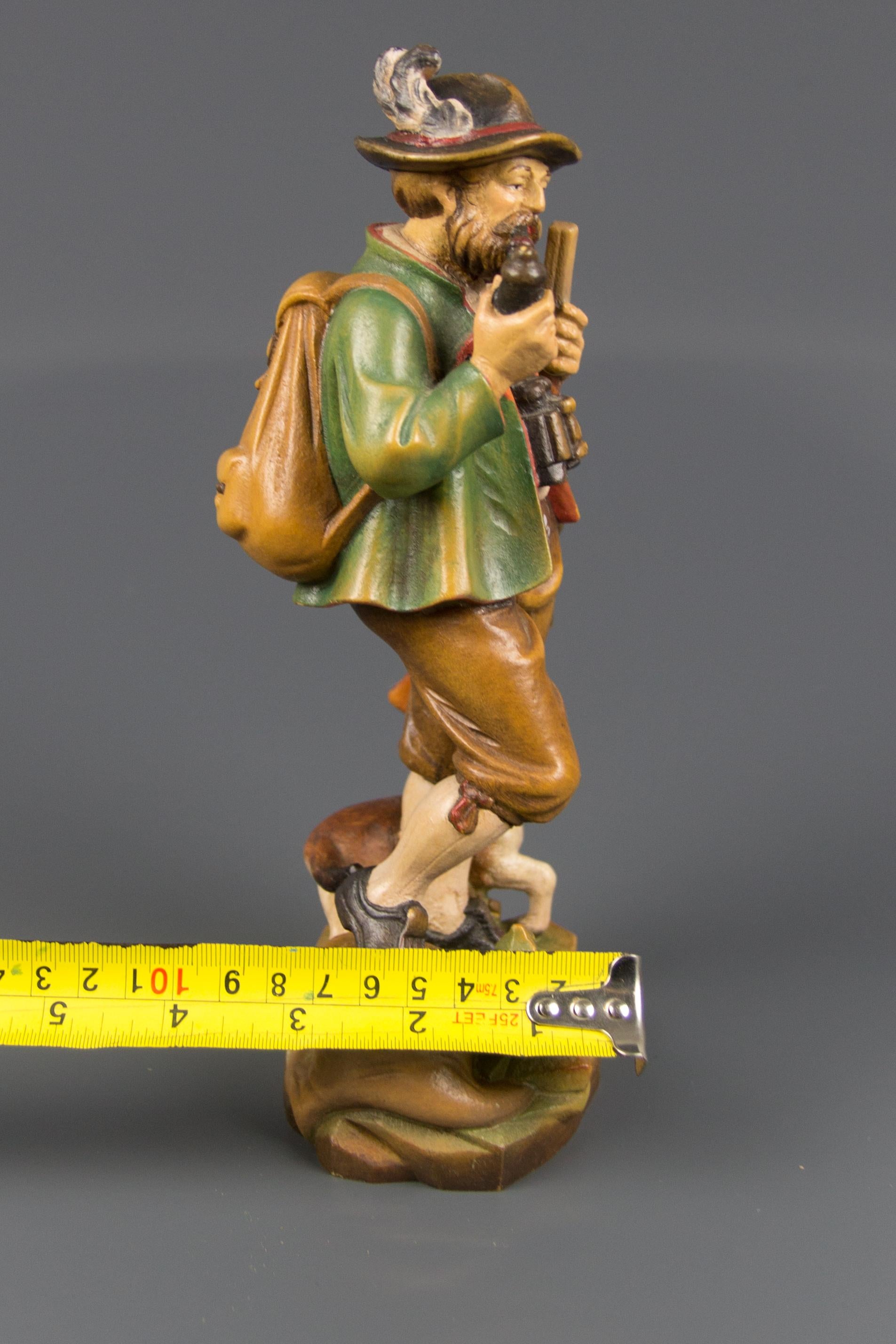 Sculpture en bois sculptée et peinte à la main d'un chasseur avec un chien en vente 7