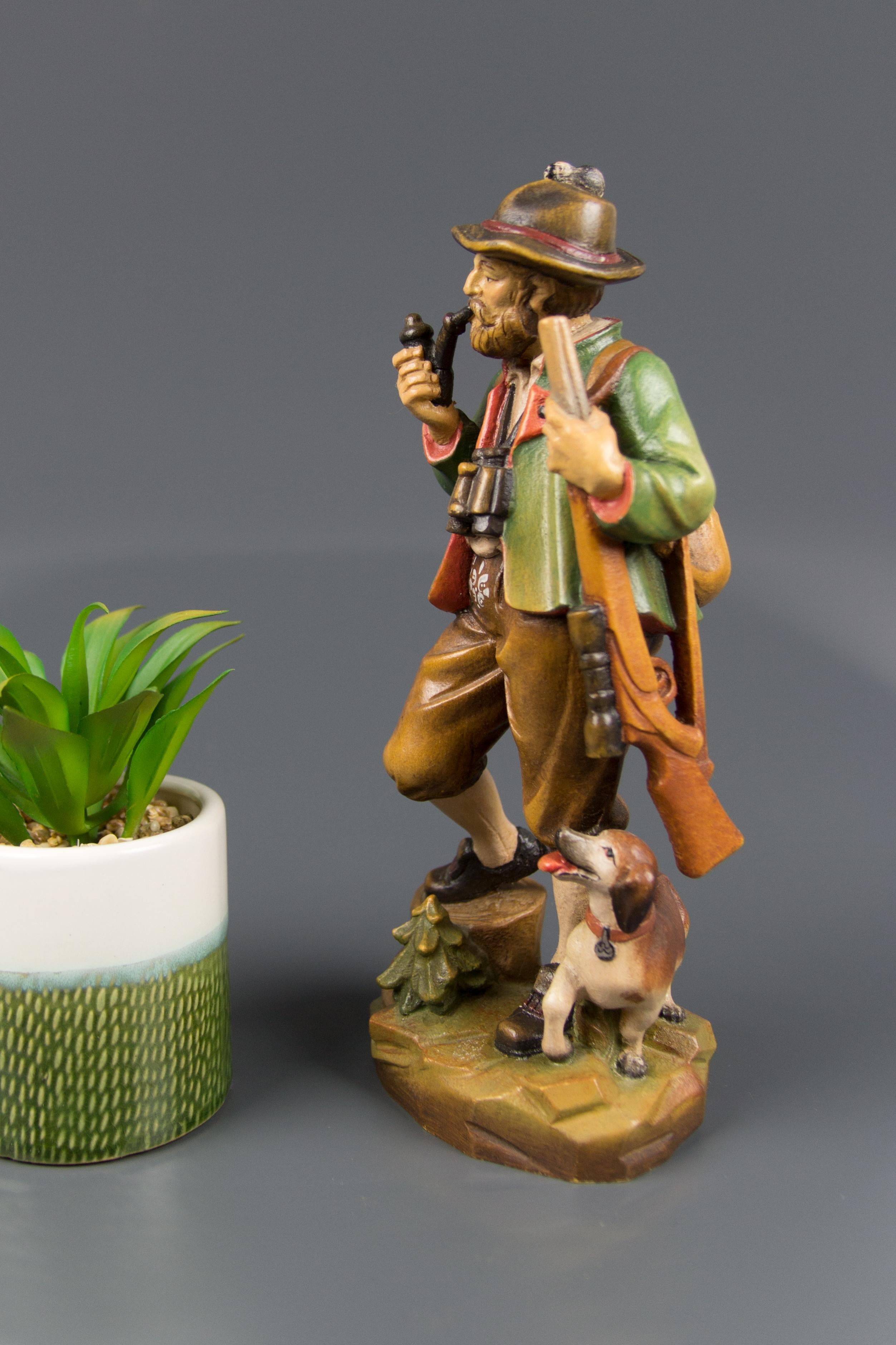 Artisanat Sculpture en bois sculptée et peinte à la main d'un chasseur avec un chien en vente