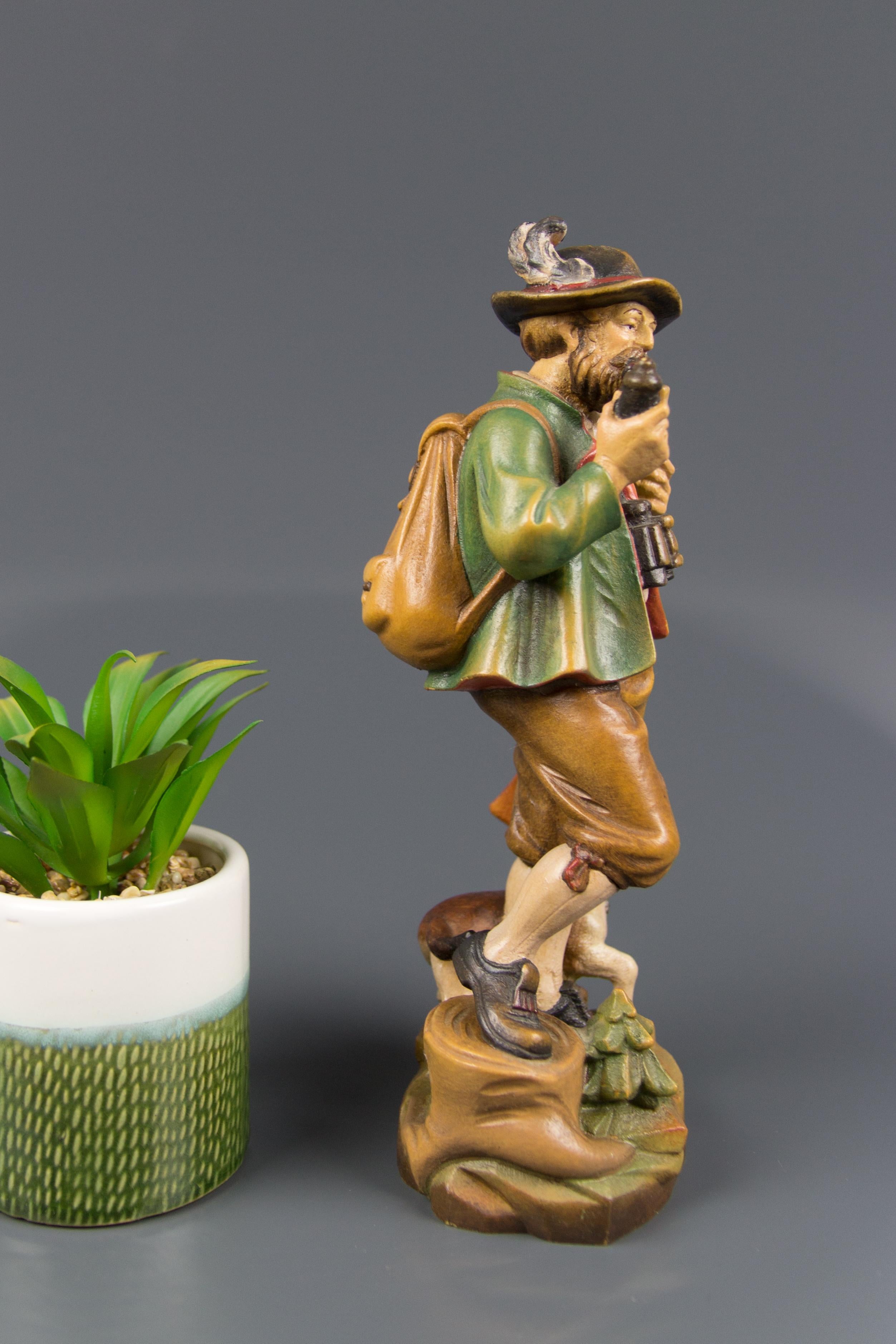 Bois Sculpture en bois sculptée et peinte à la main d'un chasseur avec un chien en vente