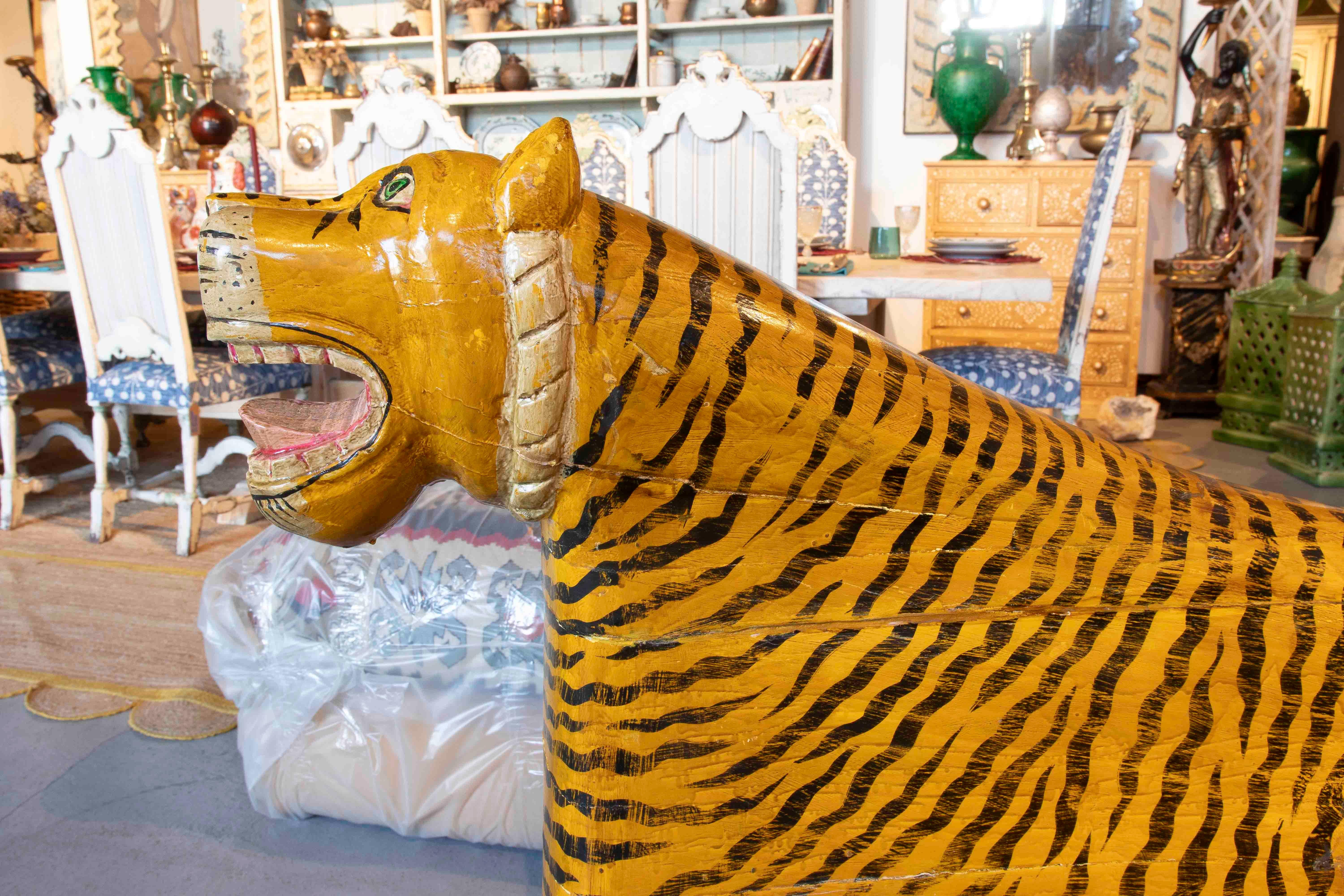 Handgeschnitzte und handbemalte Tigersessel aus Holz im Angebot 8