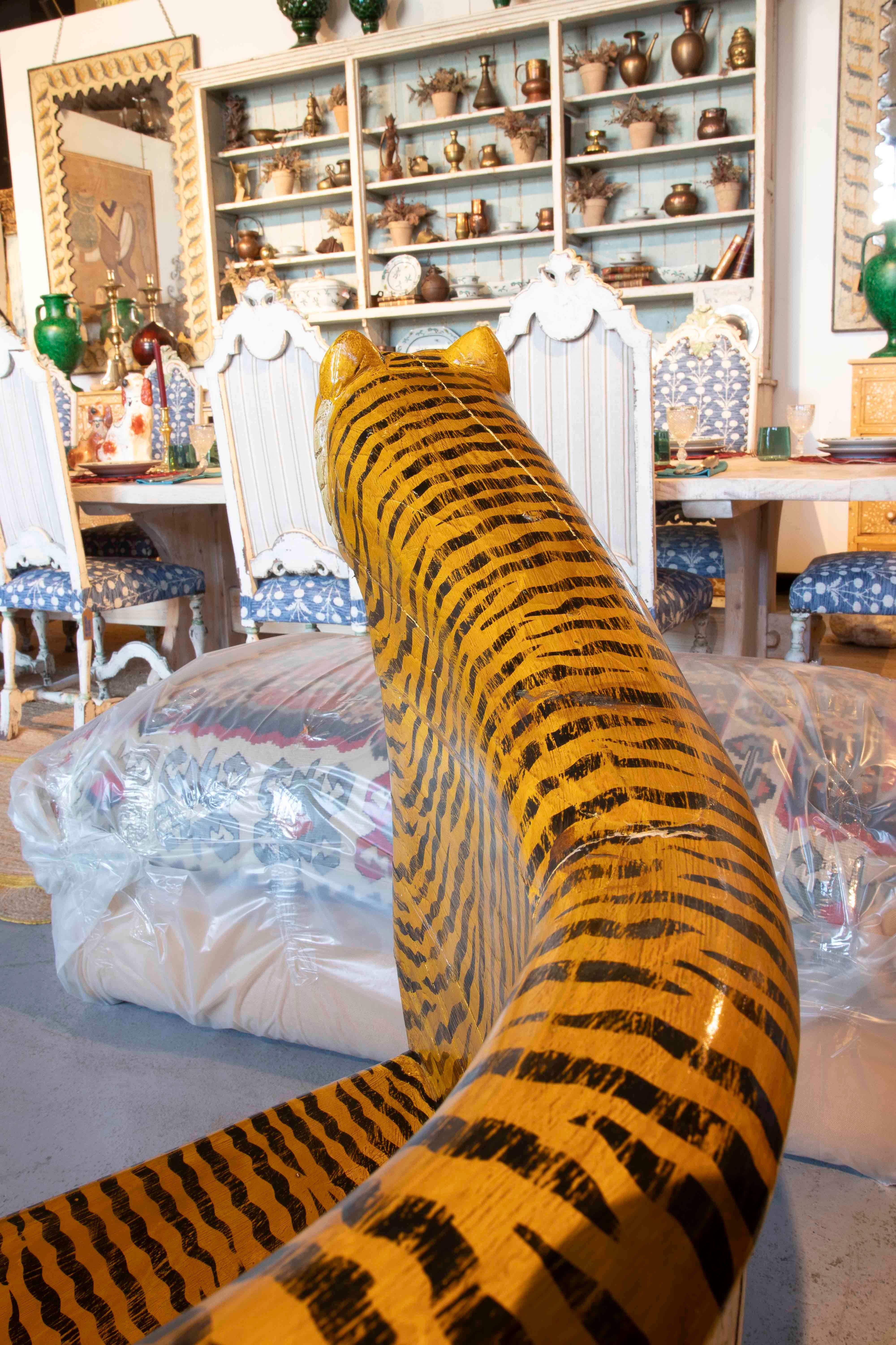 Handgeschnitzte und handbemalte Tigersessel aus Holz im Angebot 11