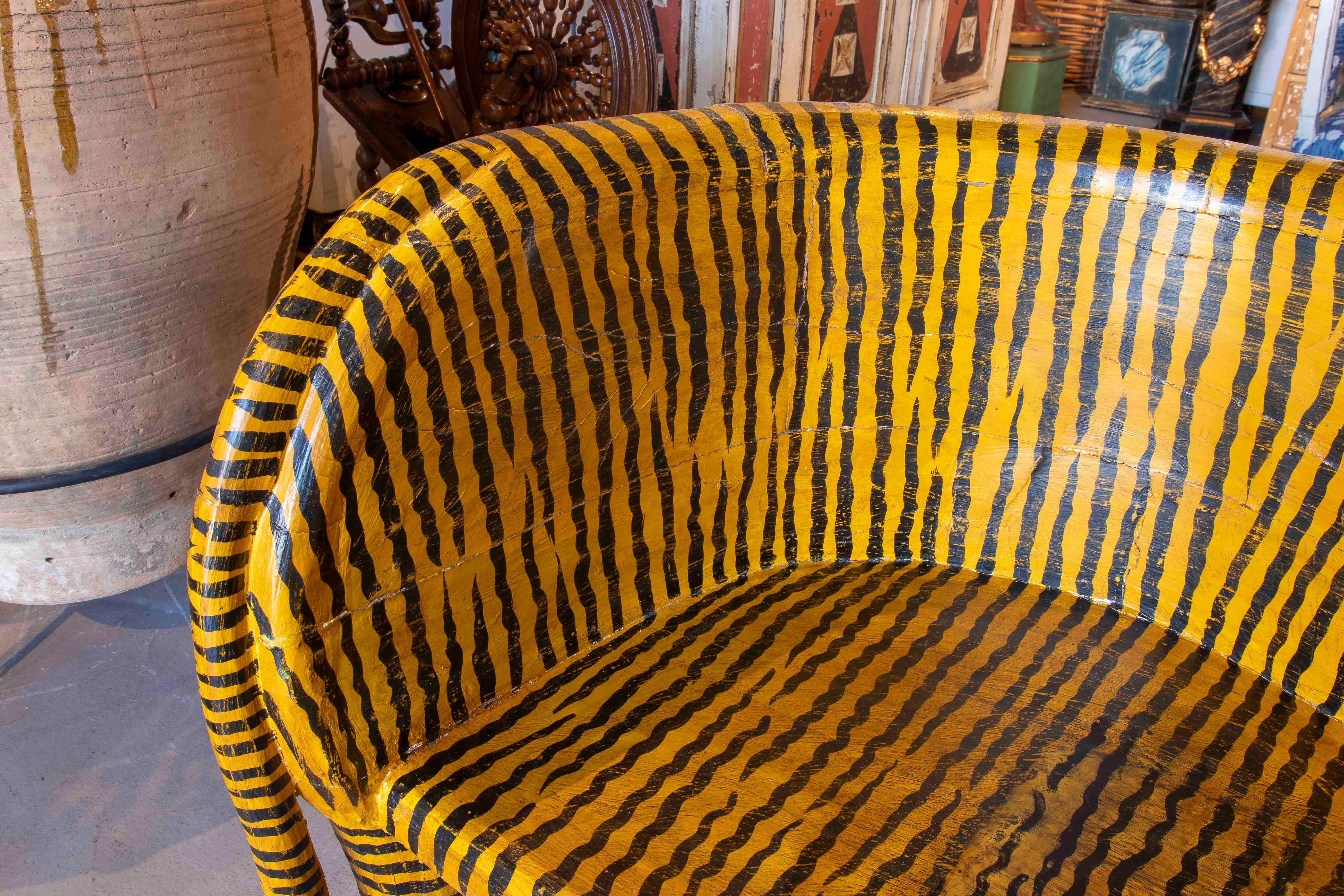 Panchina scultura unica intagliata e dipinta a mano a forma di tigre. Realizzato in legno, questo pezzo combina funzionalità e arte decorativa, con un design che si distingue per il suo carattere giocoso ed espressivo.

La panchina rappresenta una