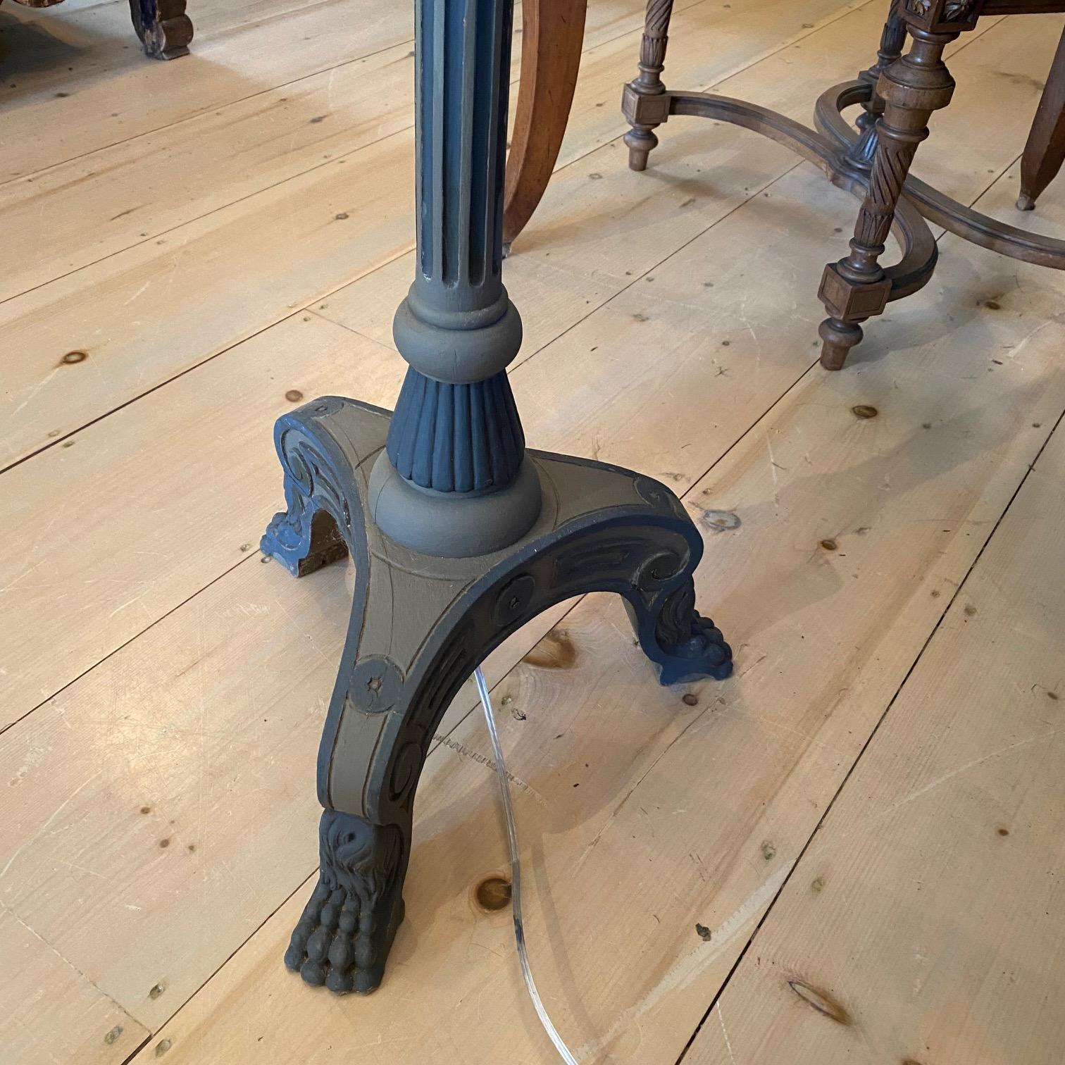 Lampada da terra francese antica intagliata e dipinta a mano in vendita 4